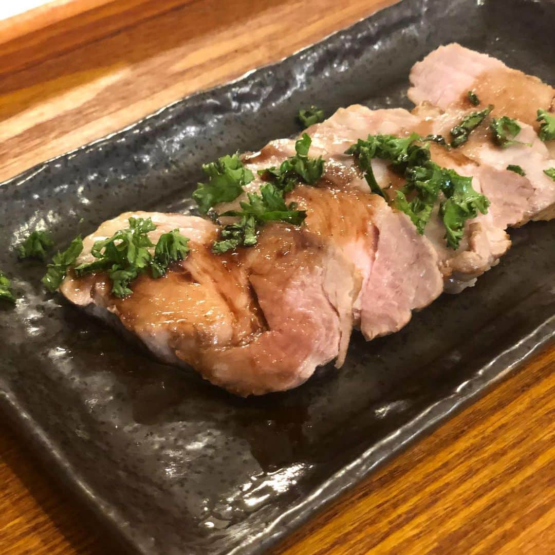 川島カヨのインスタグラム：「冷凍庫で死にかけてた豚肩ロースで﻿ ローストポーク🐽﻿ ﻿ つけるソースの美味しいレシピあったら誰か教えてくらはい。﻿ ﻿ ﻿ #きょうのごはん﻿ #適当ごはん﻿ #おうちごはん﻿ #おうちごはんlover﻿ #ゆるめし﻿ #japaneasefood﻿ #クッキングラム﻿ #ひとりごはん﻿ #ローストポーク﻿ #ソース」