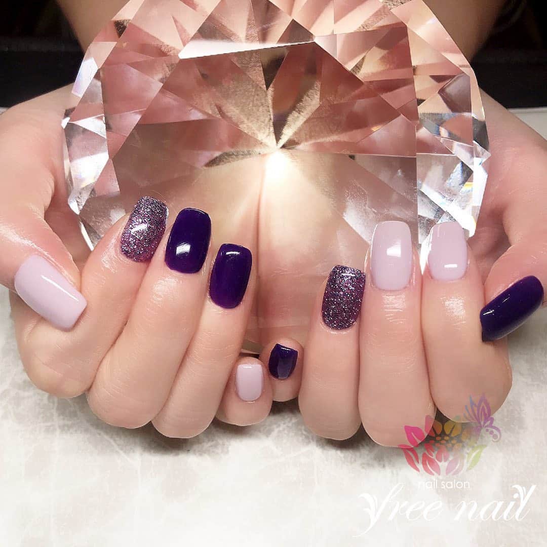 free nail フリーネイルのインスタグラム：「. お客様ネイル💅🏻❄️ . パープルネイル💜✨ . スクエアネイル人気です🟪✨ . ご来店ありがとうございました🙇🏻‍♀️🙇🏻‍♀️🙇🏻‍♀️💗 . #ネイルアート #ジェルネイル #ネイルサロン #大阪ネイルサロン #ネイルデザイン #ネイルチェンジ #グリッターネイル #ワンカラーネイル #スクエアネイル #ショートネイル #パープルネイル #ギラギラネイル #デザインネイル #トレンドネイル #シンプルネイル #大人ネイル #冬ネイル #winternails #nailsart #nailsdid #美甲 #日式美甲 #日式美甲胶 #日本美甲师 #日本美甲老师 #美甲上课 #日本胶 #フリーネイル #freenail」