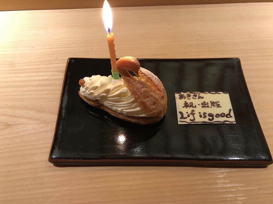 東原亜希さんのインスタグラム写真 - (東原亜希Instagram)「わざわざルコントのケーキを買ってきてくれて、happy 出版 to youを歌ってくれたマキサヤマリア❤️大好きな2人🤩出版は4月でごめんね❤️🤣🤣🤣」1月20日 16時05分 - akihigashihara