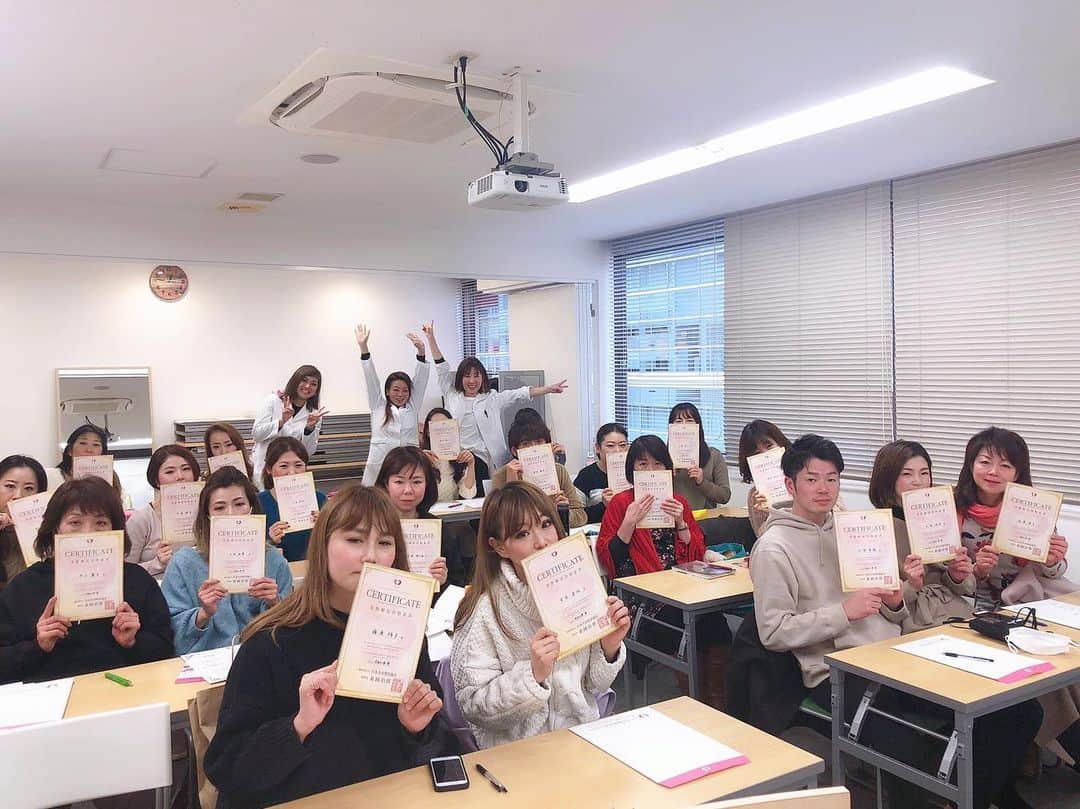 日本美容整骨学院さんのインスタグラム写真 - (日本美容整骨学院Instagram)「☠️ 先日の大阪校での美骨会‪⸜(*ˊᵕˋ* )⸝‬ . . 日本美容整骨学院では随時 【美骨会】【美骨検定】を開催しております‪🤗✨‬ . . ◆日程◆ ＊大阪＊ 2020/1/16、1/23、1/28、2/10、2/28、3/6、3/17、4/8、4/15 ＊東京＊ 2020/1/22、2/12、3/16、4/1 ＊福岡＊ 2020/2/17、3/2、3/3、3/9、3/17、3/31、4/6、4/28 ※各回、先着10名様限定！！ . . そもそも『美容整骨』とは？ 何をするの？ どんな効果があるの？ どんな勉強をすればいいの？ . 【美骨検定】では美しい骨になるために意識すべきことから、 美骨になるための簡単なホームケアまで学べます‼️ すぐ使える知識を2時間の授業で手軽に学べる検定&資格ですφ(^ω^　) . 美容・健康に携わる方なら必ず知っておくべき骨の基礎知識☠️ ぜひ一度【美容整骨】を体験にお越しください🎊✨ . ☆お申込みURL☆ https://www.yoyaku-bikotsu.jp/ . 日本美容整骨学院ホームページ http://www.biyouseikotsu.jp/ . 全国の美容整骨サロン http://biyou-seikotsu.jp/ * #日本美容整骨学院 #美容整骨 #美骨美人 #骨格矯正 #小顔矯正 #骨盤矯正 #美脚矯正 #くびれ矯正 #小顔 #骨盤 #美脚 #くびれ #矯正 #黄金バランス #勝ち組 #女子 #骨格矯正の時代 #骨から綺麗に #痛くない小顔矯正 #ゴッドハンド集団 #資格習得 #大阪 #東京 #福岡 #東海 #福山 #高松 #美骨会 #美骨検定」1月20日 15時58分 - biyouseikotsugakuin