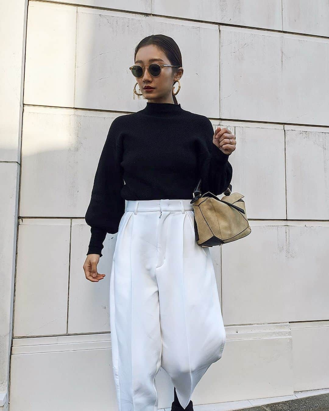 Icumi Oohamaさんのインスタグラム写真 - (Icumi OohamaInstagram)「sunglasses.. @oliverpeoples  knit.. @femind_tokyo  bag.. @loewe @hedy_japan  pants.. @amerivintage  sandals.. @zara . . 今日から暖かい国へ行くのにスニーカーもブーツも履きたくないからサンダルに靴下履いてるけど、これが有りなのか無しなのかよく分からない足元がポイントです笑❤︎」1月20日 15時59分 - icumi___