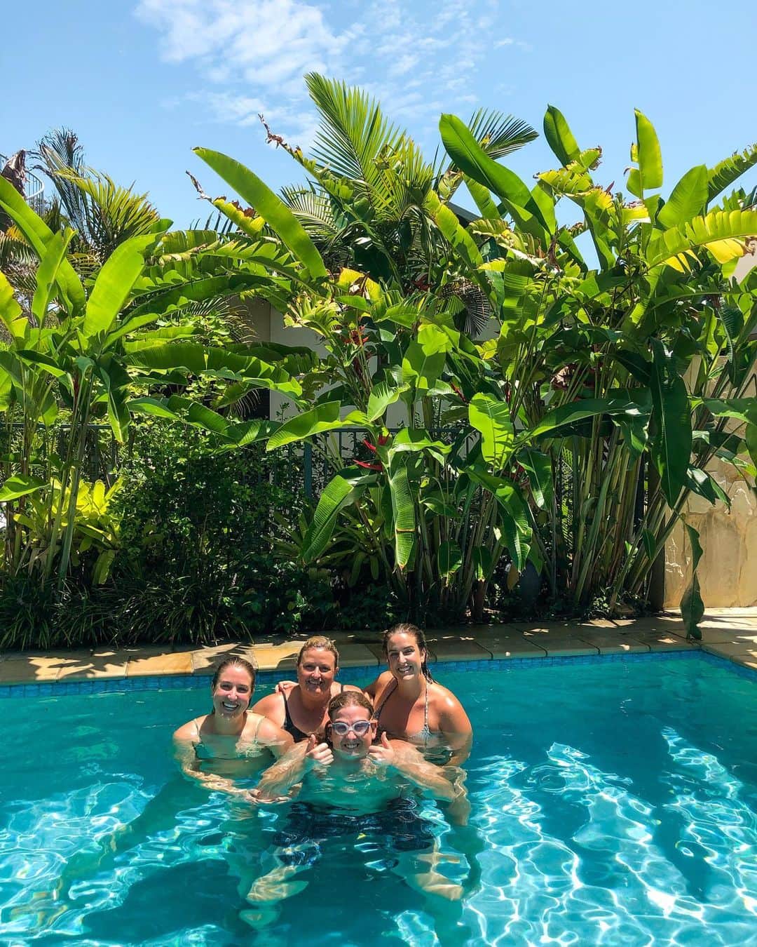 ブリタニー・エルムズリーのインスタグラム：「Happy 50th Mumma 🥳❤️ Grateful that we all got to spend the past few days together celebrating! We love you @min_hopgood」