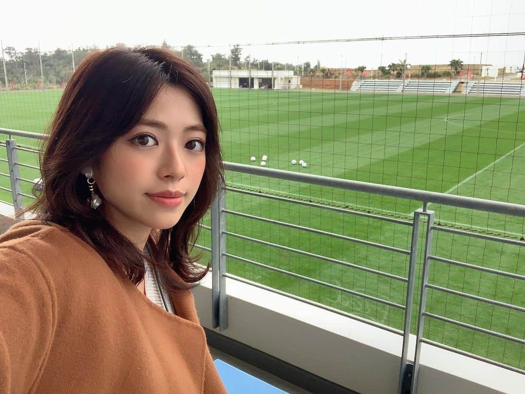 わちみなみのインスタグラム：「浦和レッズのキャンプに来ています❗️7日目！ 練習後も笑顔でインタビューに答えていただいています✨✨✨ 水内さんもみなぎって腕立てが止まらない笑  #浦和レッズキャンプ #沖縄 #水内さん #サッカー」