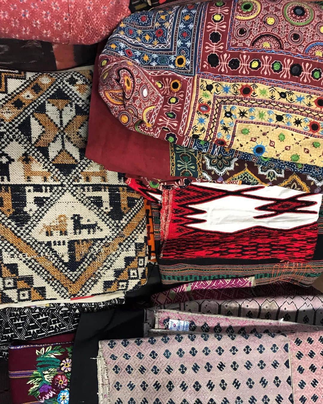 倉岡晋也のインスタグラム：「Antique ✔︎ Handmade craft textiles made in South Asia この1年で3度目の東南アジア バスや原付で、都市部以外の小さな村を巡りながら 沢山のワクワクと気付きをもらっています 今年中に何かプロジェクトをスタートしようと計画しています みんなの生活に少しのハッピーが届けられるような.. 僕らしい何かを。待っていてください！ I’m #inlove #southasia」