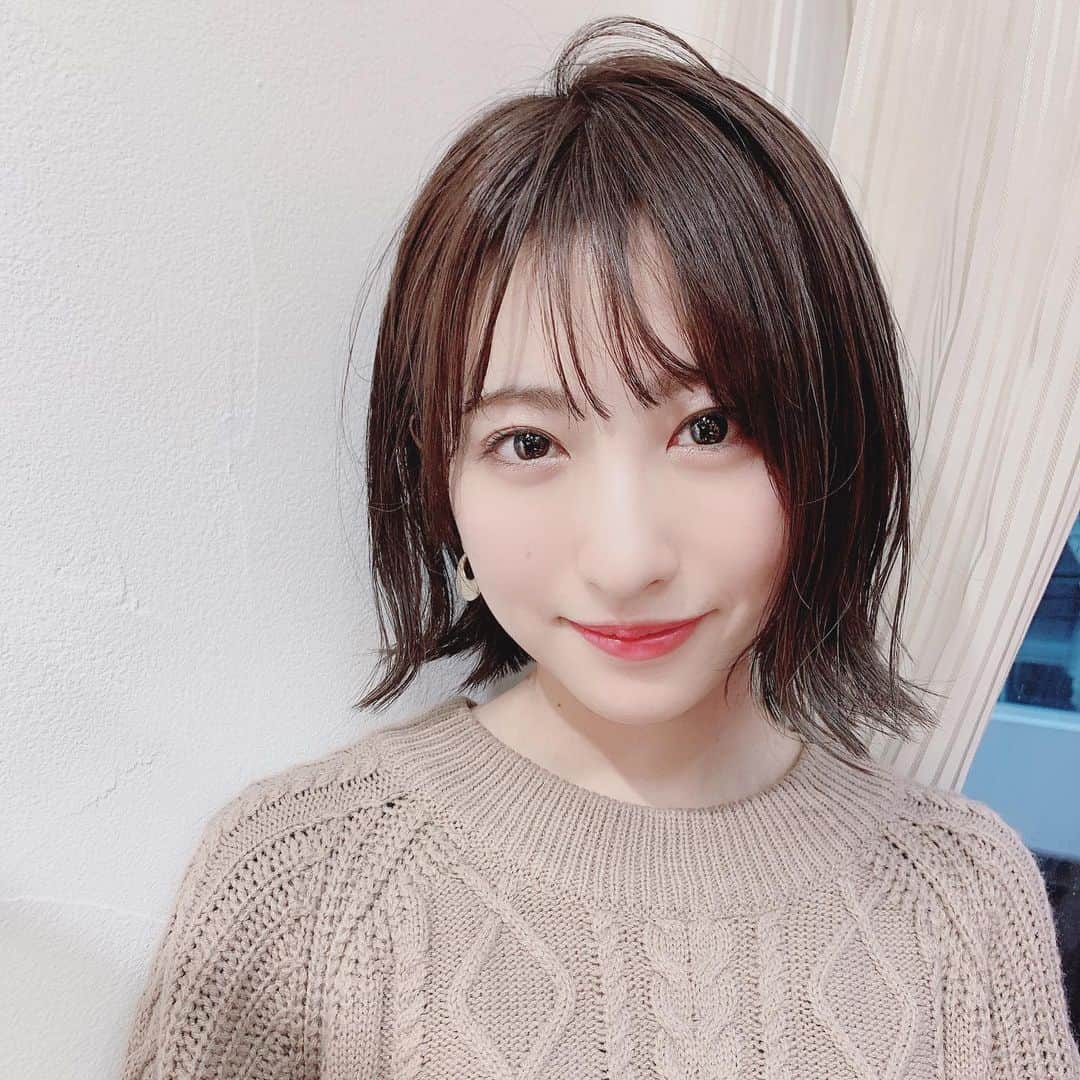 小桃音まいのインスタグラム：「. . 美容師さんのおすすめで. 髪の毛切ってみました✂︎. . 人生でいちばん短いかも、、？. . . 長いのとどっちの方がすきですか？❤︎. . . #ボブ #ショートボブ #ショートヘアアレンジ #外ハネボブ #外ハネ #サロンモデル感 #美容好きな人と繋がりたい #小桃音まい #ショートヘア #hare #ヘアカラー #前下がりボブ #followforfollowback #ニット #instagood #instalike #instalove #japanesegirl #ショートヘア #ボブアレンジ #ボブスタイル #髪型」