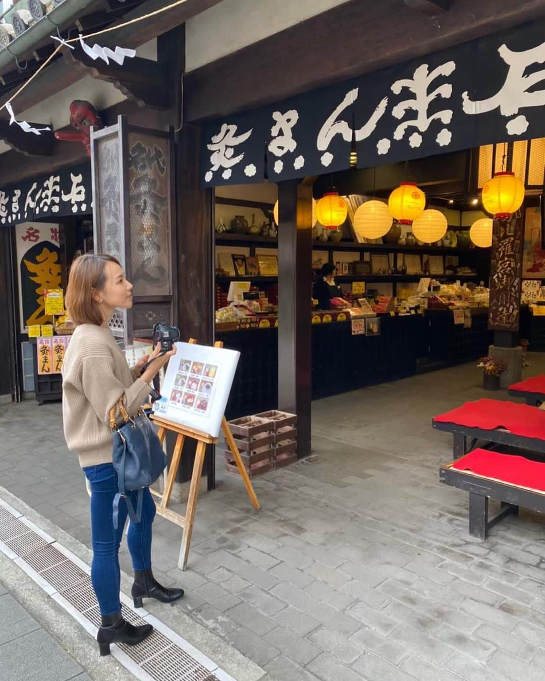 小松あやさんのインスタグラム写真 - (小松あやInstagram)「. どんどん和菓子が好きになっていくのは、 年のせいなのだろうか‎(•ؔʶ̷ ˡ̲̮ ؔʶ̷)✋🏽 ・ ・ たまーに甘いもの食べたくなる🍵 でも我が家、おやつっぽいものが全くなくて、 この写真をつまみにキムチをかじって飢えをしのぎました← ・ 香川でゆみちゃん @yumiakihira0521 と食べた灸まん🤩 大好きなお抹茶と一緒にいただいて 至福のひととき🤤🙏✨ ・ 3枚目はゆみちゃんが得意な、 素の私激写シリーズ。 ・ ・ #和菓子 #お抹茶 #３時のおやつ #灸まん #香川旅行 #香川名物 #和菓子好き #日本のスイーツ #和スイーツ #おまんじゅう」1月20日 16時30分 - i_am_ayakomatsu