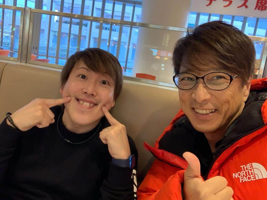 のインスタグラム：「きくぴーと品プリでお茶中☕️😊👍 #菊池正義プロ  #きくぴー  #品川プリンスホテルボウリングセンター  #フードコート #お茶中☕️」