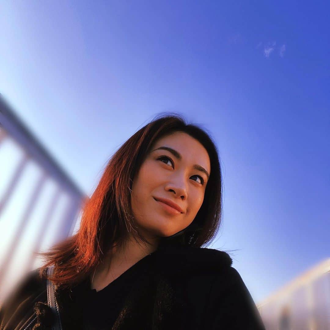 鈴木芳奈のインスタグラム：「‪いやぁ。今日は大寒とされている日なのに、東京はこんなにも暖かい☀︎春みたいな天気で心もぽかぽかしますな〜‬ ‪でもきっと夜は冷えるのかと思い、冬仕様のコートを着たらやっぱり暑い…‬ ‪空が真っ青。気持ちいい〜♪‬ ‪ #下からアングル嫌だけど空を映すには一番いいアングル #載せちゃうもーん 笑‬」