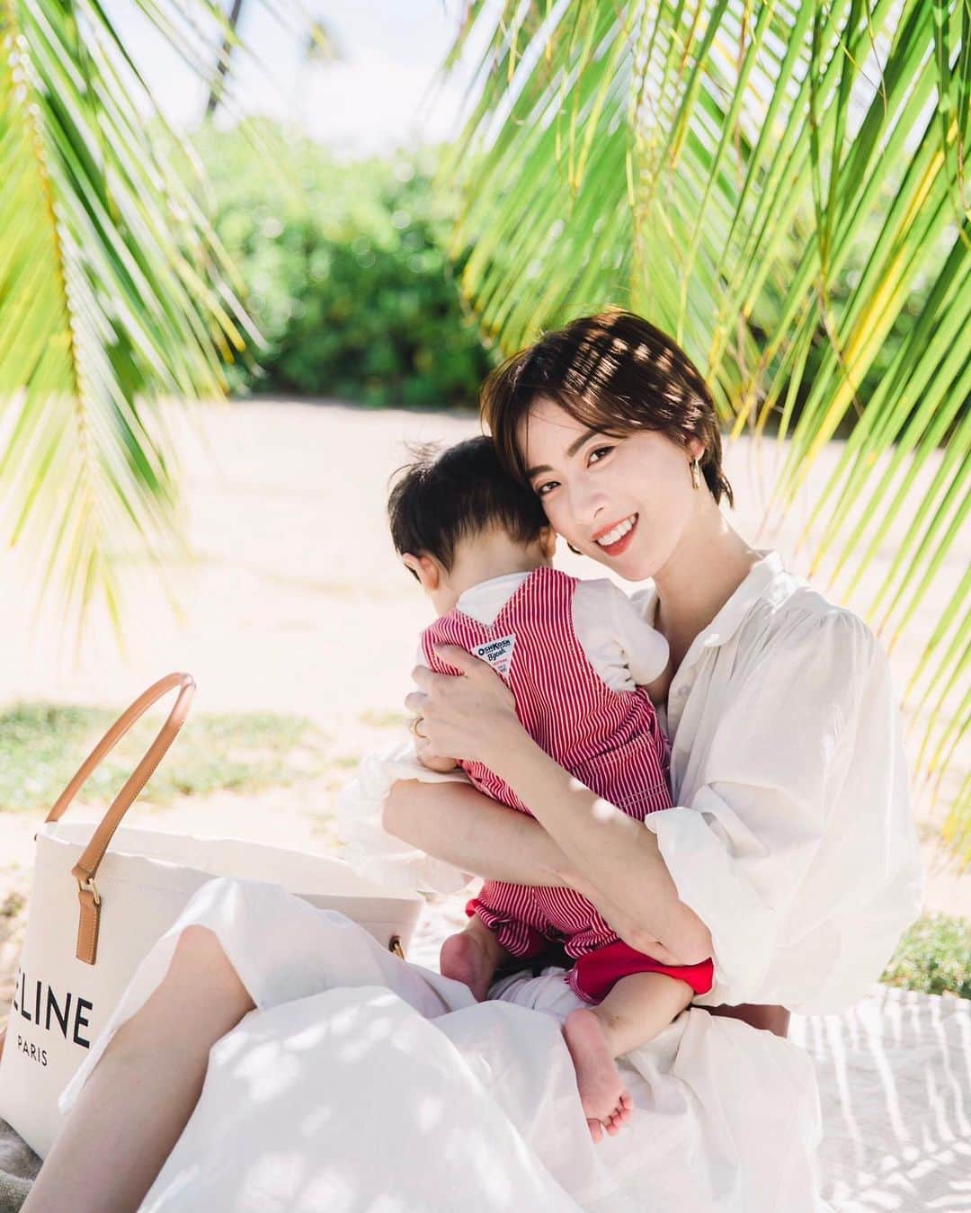 ソンイのインスタグラム：「🌴🌺🐚 ケアロさん @mermaidlove808 の写真が大好き📷💕 #ハワイ旅行 #家族旅行 #次は歩いてるかなまだかな」