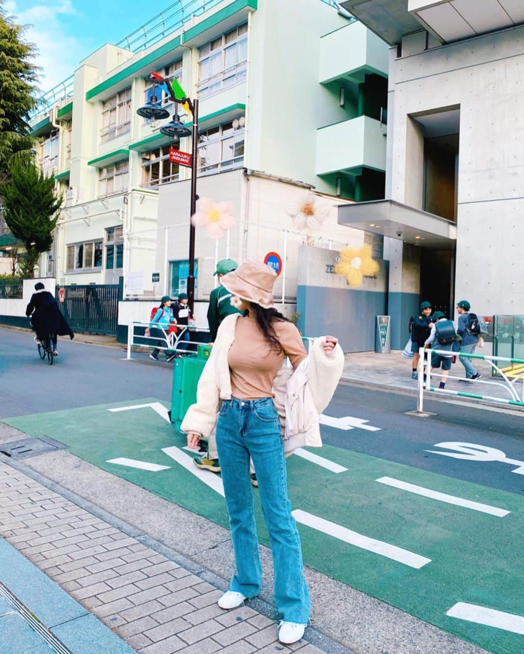 張香香さんのインスタグラム写真 - (張香香Instagram)「上次去日本工作只有半天的時間可以逛 於是我跟卜心柏心就邊跟時間賽跑邊速逛 但最後發現自己好像沒什麼購物慾了(食慾還很有😀🤣) 只想找個好看的景多拍幾張照😳 很久沒找到喜歡的高腰牛仔褲了👖這件真滴不錯👍🏻 顯腿長百搭必須有一件(封面不明顯請往後滑😛) 微透膚上衣也是單穿搭在毛衣裡穿都好看的必備款 都是 @lulustaiwan 的喲💕」1月20日 16時39分 - m40925