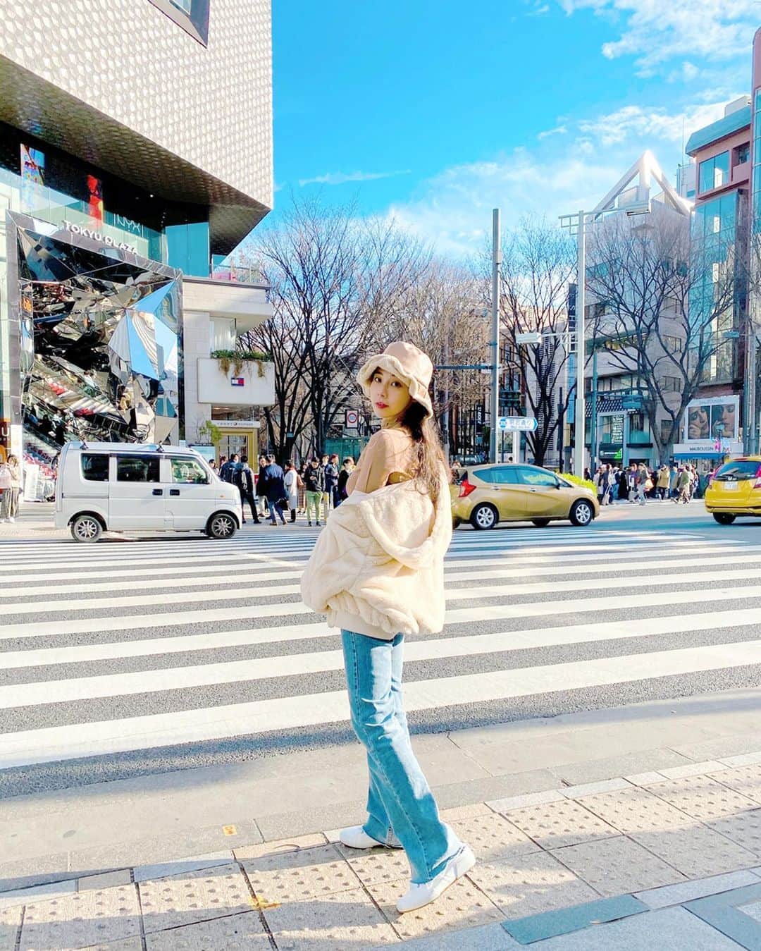 張香香さんのインスタグラム写真 - (張香香Instagram)「上次去日本工作只有半天的時間可以逛 於是我跟卜心柏心就邊跟時間賽跑邊速逛 但最後發現自己好像沒什麼購物慾了(食慾還很有😀🤣) 只想找個好看的景多拍幾張照😳 很久沒找到喜歡的高腰牛仔褲了👖這件真滴不錯👍🏻 顯腿長百搭必須有一件(封面不明顯請往後滑😛) 微透膚上衣也是單穿搭在毛衣裡穿都好看的必備款 都是 @lulustaiwan 的喲💕」1月20日 16時39分 - m40925