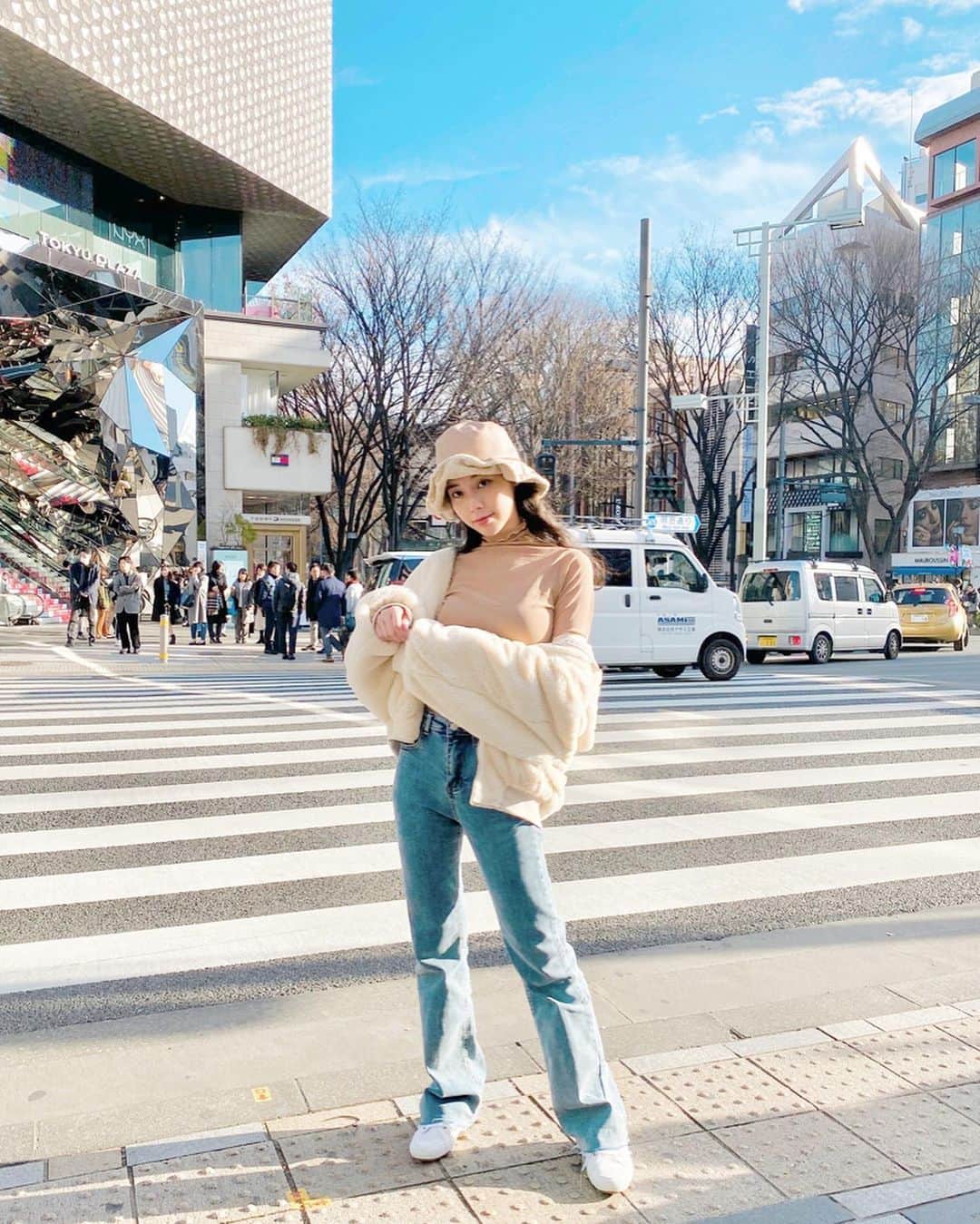 張香香さんのインスタグラム写真 - (張香香Instagram)「上次去日本工作只有半天的時間可以逛 於是我跟卜心柏心就邊跟時間賽跑邊速逛 但最後發現自己好像沒什麼購物慾了(食慾還很有😀🤣) 只想找個好看的景多拍幾張照😳 很久沒找到喜歡的高腰牛仔褲了👖這件真滴不錯👍🏻 顯腿長百搭必須有一件(封面不明顯請往後滑😛) 微透膚上衣也是單穿搭在毛衣裡穿都好看的必備款 都是 @lulustaiwan 的喲💕」1月20日 16時39分 - m40925