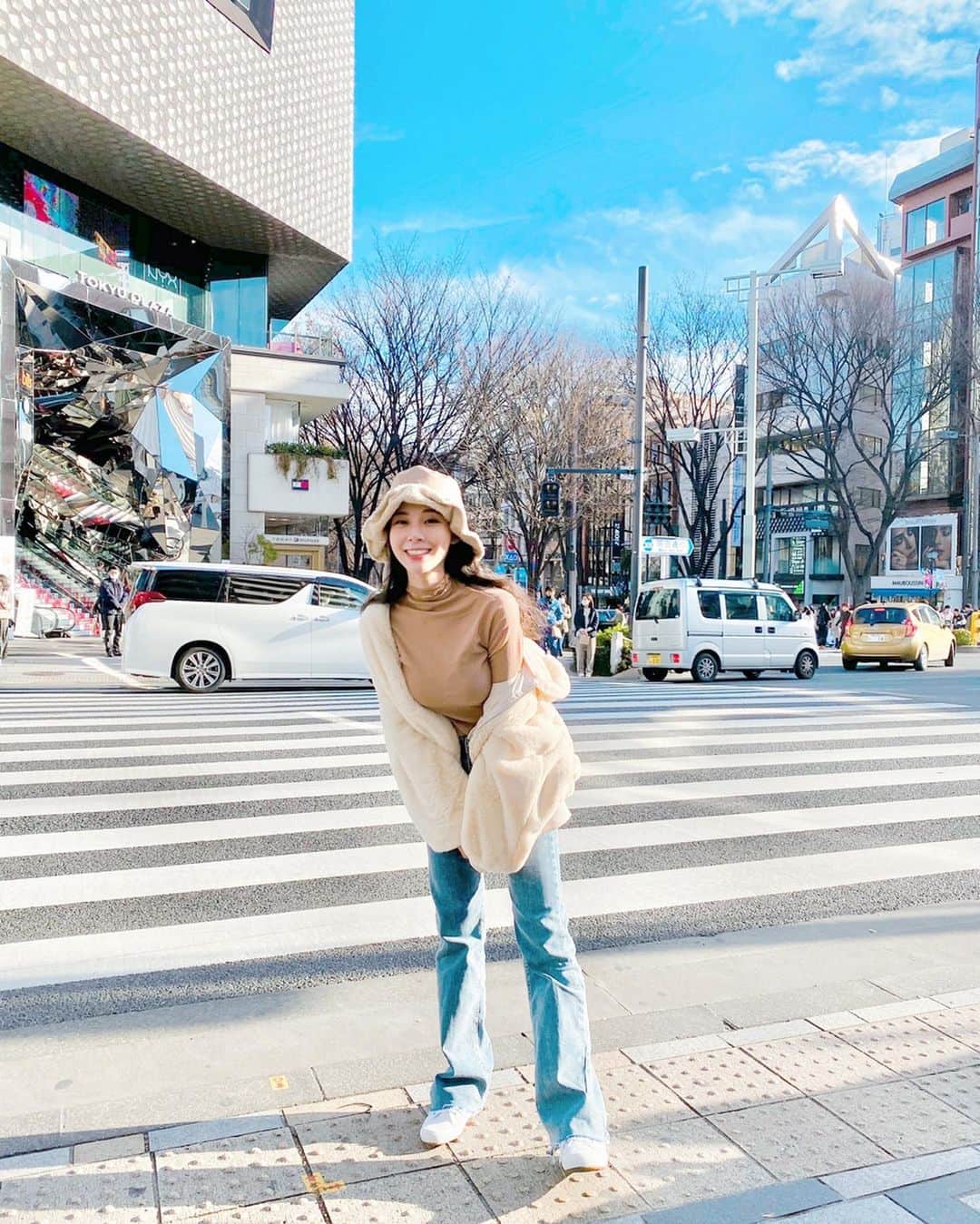張香香のインスタグラム：「上次去日本工作只有半天的時間可以逛 於是我跟卜心柏心就邊跟時間賽跑邊速逛 但最後發現自己好像沒什麼購物慾了(食慾還很有😀🤣) 只想找個好看的景多拍幾張照😳 很久沒找到喜歡的高腰牛仔褲了👖這件真滴不錯👍🏻 顯腿長百搭必須有一件(封面不明顯請往後滑😛) 微透膚上衣也是單穿搭在毛衣裡穿都好看的必備款 都是 @lulustaiwan 的喲💕」