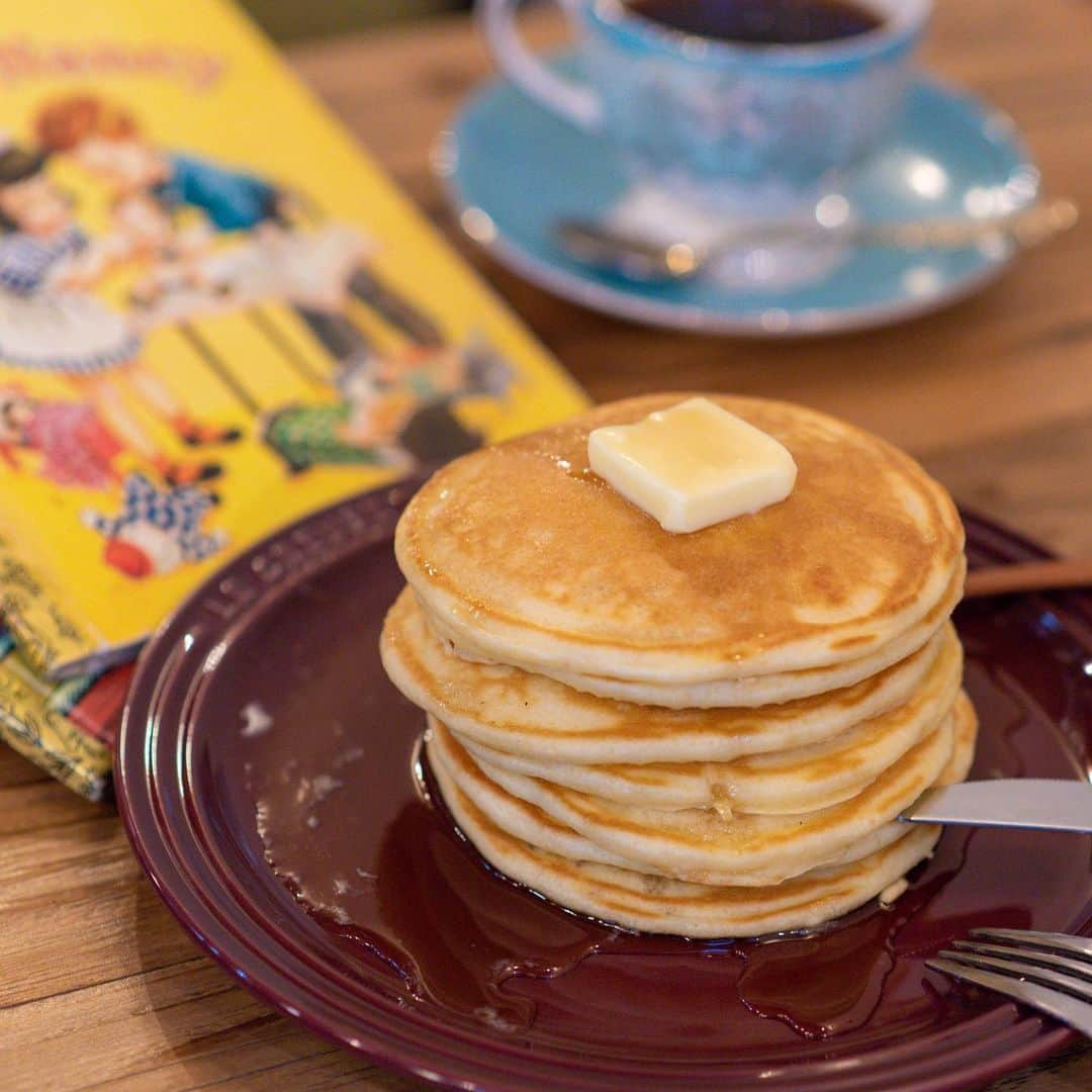 ことりっぷさんのインスタグラム写真 - (ことりっぷInstagram)「大阪のビジネス街、天満橋にある「Cafe Tokiona」。﻿ ﻿ モーニングからしっかりした食事まで、種類豊富なメニューからおすすめのひとつは自家製のホットケーキです。﻿ ヨーグルトを練り込んだ生地は、もちもちながら軽い食感で、ぺろりと食べられます。﻿ まるで絵本に出てきそうないっぱい重なったホットケーキは、フォトジェニックさも抜群。﻿ ﻿ 大人気のレトロ可愛いプリンもご一緒にどうぞ。﻿ ﻿ --------------------﻿ 「Cafe Tokiona」については#ことりっぷweb で紹介しています。詳しくはトップページのURLからご覧ください。﻿ @cotrip_official﻿ --------------------﻿ ﻿ #ことりっぷ#ことりっぷアプリ#旅行#trip#osaka﻿ #cafetokiona#tokiona#カフェトキオナ#トキオナ#大阪#天満橋#大阪カフェ#天満橋カフェ﻿ #ホットケーキ#プリン#レトロカフェ﻿ #ig_japan#visitjapan #japantrip #japantravel」1月20日 16時54分 - cotrip_official