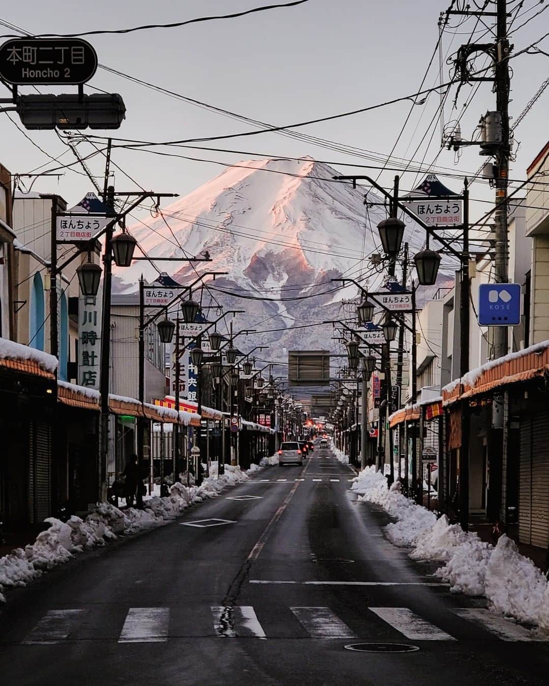 Galaxy Mobile Japanさんのインスタグラム写真 - (Galaxy Mobile JapanInstagram)「山梨・富士吉田の街にひそむ富士山を #GalaxyNote10Plus で撮影しました📸 大自然と街並みの共演…オススメの撮影スポットです✨皆さんもお気に入りの富士山撮影スポットがあったら、ぜひコメントで教えてくださいね💬 📸#GalaxyNote10+ #withGalaxy Photo by @_tuck4 ・ ・ ・ #山梨 #富士吉田 #山梨旅行 #山梨観光 #国内旅行 #記念写真 #富士山 #富士山🗻 #🗻 #雪 #雪景色 #冬 #冬景色 #青空 #冬の空 #空を見上げるのが好き #日本の風景 #日本の絶景 #日本の美 #yamanashi #mtfuji #Galaxyカメラ部」1月20日 17時00分 - samsungjpn