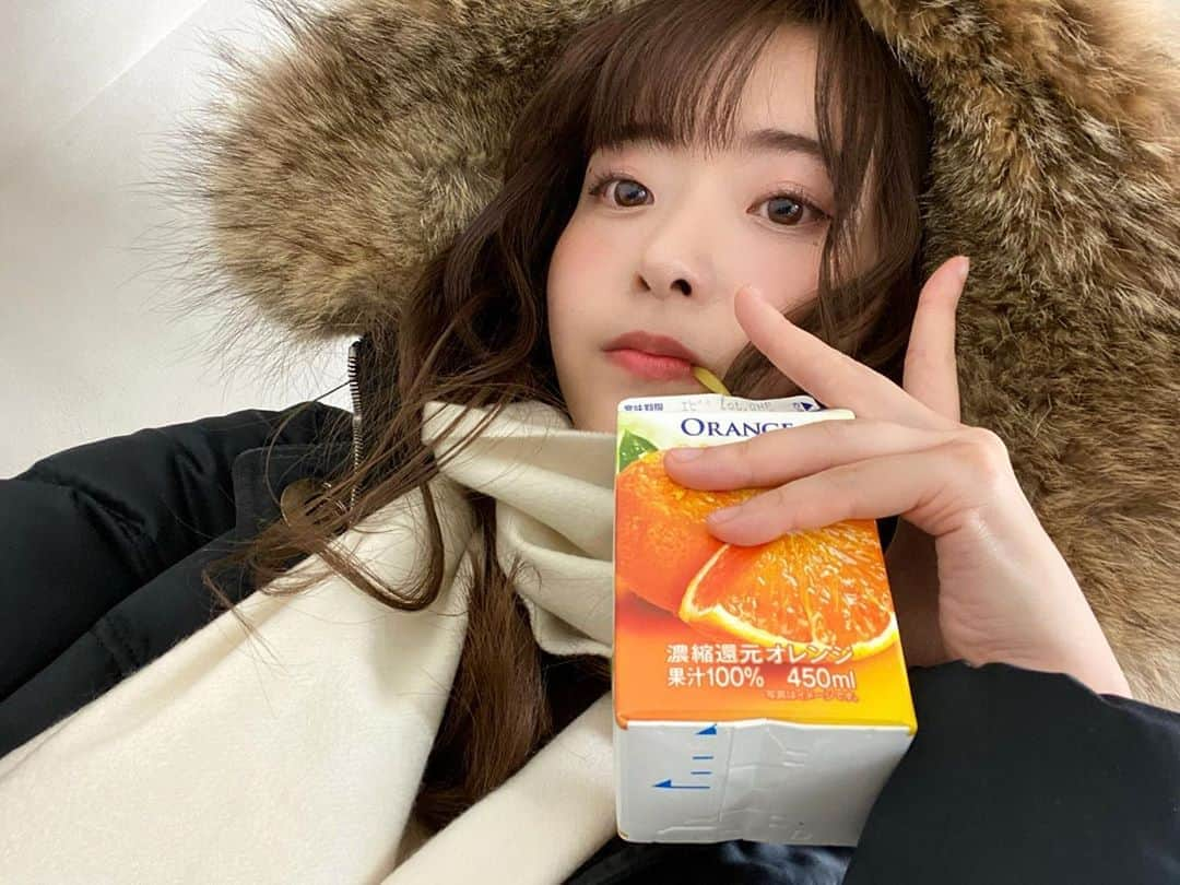 天城サリーさんのインスタグラム写真 - (天城サリーInstagram)「飲んでいるのがジュースボックスのオレンジジュース🥤じゃないようなキメ方ですね🌜🤝🌛何を思ってこのポーズをしたのか理解に自分でも苦しみます✌️ . 今日は萌ちゃんとかなえるのブロマイド争奪戦があったんですがジャンケン3敗してしまってお気に入りが殆ど取られちゃった🥺 . れったんとトッポも食べました☺️ チョコレートを末っ子と食べるのは癒しの極みですね☺️☺️☺️ . お仕事終わる時みずはんがご機嫌にビート刻みながらナナニジの曲を歌ってたんですがロック系すぎて一瞬なんの歌か分からなかったですw . 今日はお仕事行く時乗った車両にたまたまなごみんがいて運命感じました☺️帰る時も2人で最初に出たのでもうこれはデスティニーですね！！可愛いのよ和みんは😭 . という訳で今から友達と夜ご飯を食べに行きます！！皆さん風邪が流行ってるようなのでお気をつけて！！」1月20日 17時01分 - sallyamaki