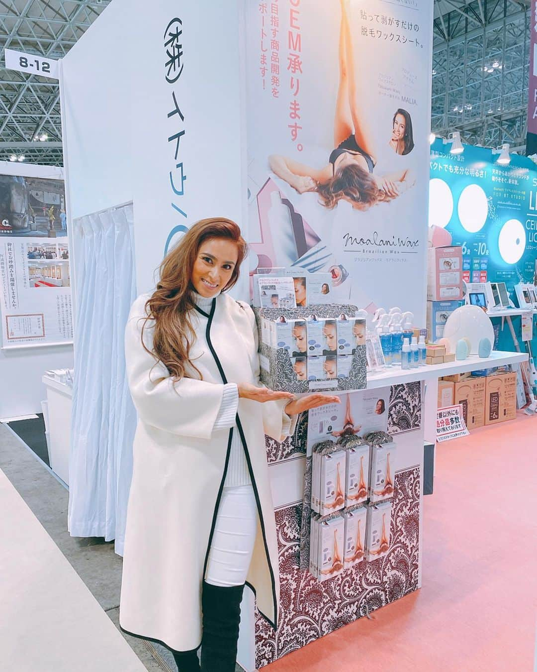 MALIAさんのインスタグラム写真 - (MALIAInstagram)「化粧品EXPO💄へ﻿ 行ってきましたーーー♥️﻿ ﻿ 化粧品のメーカーさんの視察だったけど﻿ OEMの会社も沢山あって、楽しかった😍﻿ 美容はまだまだ奥が深いなと改めて実感﻿ もっとお勉強しようと思ったよ📝﻿ ﻿ 大ヒット中のワックスグッズは雑貨展に﻿ メーカーさんが出してたので新年の﻿ ご挨拶してきたよ🎍♥️🙇🏼‍♀️♥️﻿ ﻿ #MALIAプロデュース﻿ #ブラジリアワックス﻿ #雑貨展EXPO #化粧品EXPO﻿ と #MALIAsOutfit﻿ と #帰り道の夕陽が綺麗﻿ っさ、👶🏼お迎えに行きまする♥️ そんな月曜日でしたっ👸🏽✌🏽﻿」1月20日 17時02分 - maliarehman