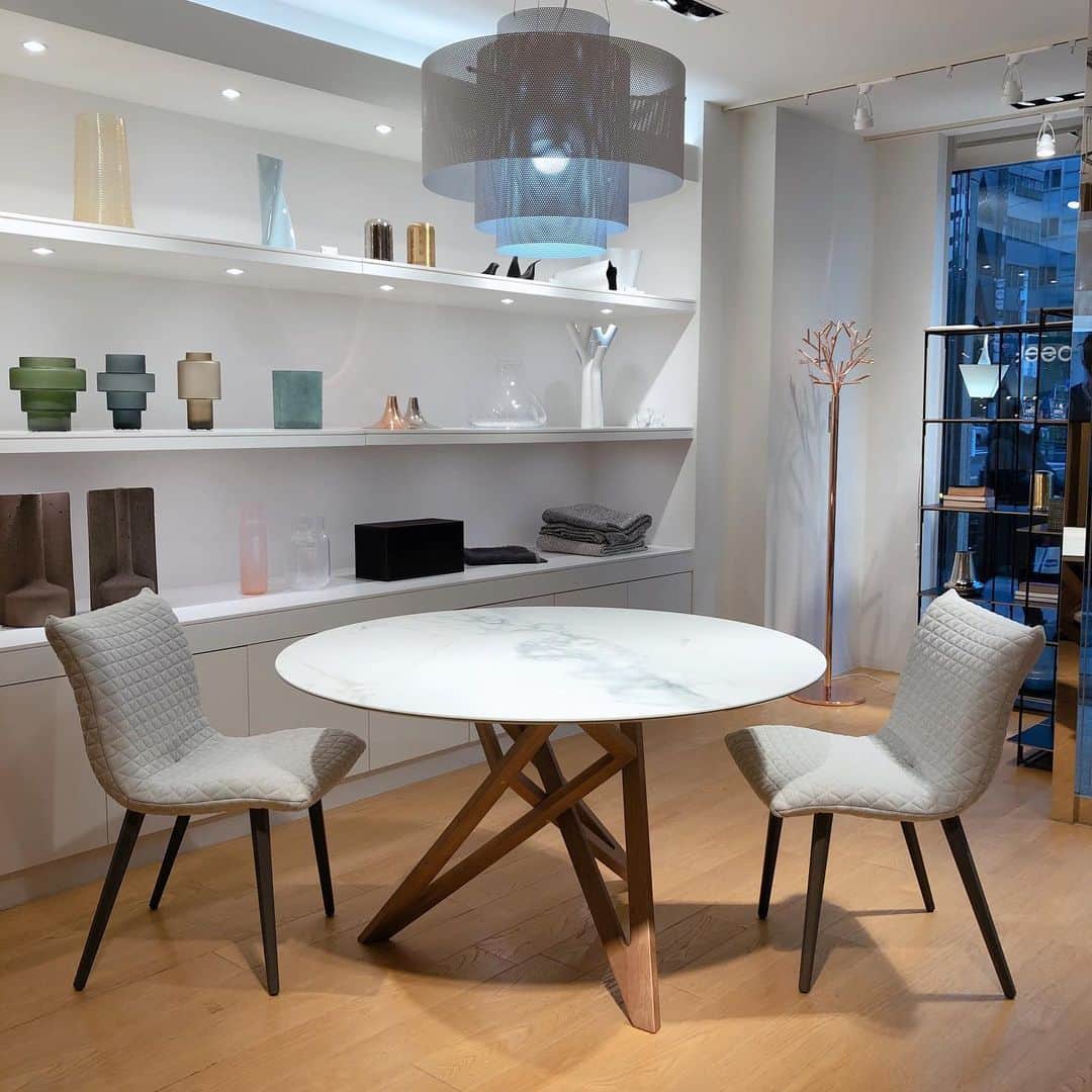 ligne roset shopさんのインスタグラム写真 - (ligne roset shopInstagram)「ホワイトマーブルセラミックの天板と、三角形から形成される特徴的な脚のデザインの組み合わせ。 デザインの想像力に感動します。 とにかく美しいです。 銀座店に入荷しました✨  #diningtable:#ennea,designed by #vincenttordjman  #chair:#calin,designed by #pascalmourgue  #ligneroset#リーンロゼ#lignerosetginza#リーンロゼ銀座#家具#furniture#インテリア#interior#interiordesign#インテリアデザイン#フランス#france#住まい#ダイニング#ダイニングテーブル」1月20日 17時10分 - ligneroset_jp_shop