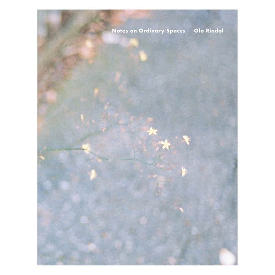 Fashion Headlineのインスタグラム：「【ART&CULTURE】 毎週更新中〰 ブックショップShelf(@shelf_bookshop )がレコメンドする一冊📚  ノルウェー人フォトグラファー、オラ・リンダル（Ola Rindal）による作品集『Notes on Ordinary Spaces』  @fashionheadlinejpn サイトで公開中✒︎ . @librarymanbooks @olarindal  #shelf #libraryman #art #fashion #design #photography #seasonsseries #写真集 #作品集 #シェルフ #本 #書籍」