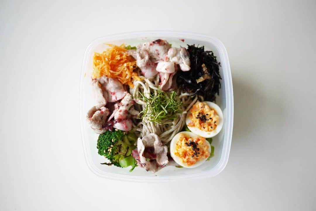 Risako Yamamotoさんのインスタグラム写真 - (Risako YamamotoInstagram)「最近お休みしていたサラダお弁当。 サラダを食べた後冷えてしまって、スープに転向していました🙂🥄 ・ ・ お腹と背中にカイロを貼るようになり、サラダを食べても冷えなくなりました♡ ・ ・ もはやサラダか分からないくらいのトッピングの多さですが…笑 ・ 下はレタスです🥬 ・ ・ 十割蕎麦 胡麻だれ 豚肉の梅肉和え キヌア入りキャロットラペ ひじきの焚いたん ブロッコリー 塩昆布とごま油で味付け ゆで卵 ・ ・ ・ #お弁当 #salad #サラダ #サラダランチ #slohasholic #bpafree  #bpaフリー #sistema #sistemaplastics #healthylifestyle #eatclean #わっちのサラダ #superfood #スーパーフード #キヌア #quinoa #glutenfree #グルテンフリー #wacchiskitchen」1月20日 17時19分 - risako_yamamoto