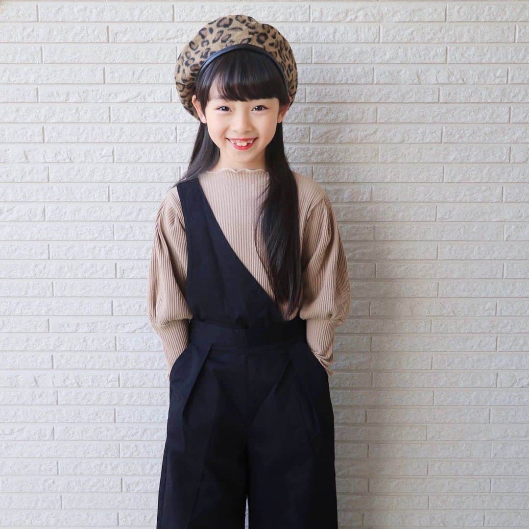 Akiさんのインスタグラム写真 - (AkiInstagram)「1/20 ・ ディズニーキャラクターの 一覧を見ていた娘👧🏻 ・ 👧🏻「ねぇママ。何のキャラクターが好き？」 👩🏻「う〜ん…(考え中)」 ・ ・ 👧🏻「アースラ？」 ・ ・ いや、好きよ？ 好きだけどさ ・ 数あるプリンセスを差し置いて なぜ母ちゃんがアースラ推しだと思ったのか 早急に述べよ😌 ・ #誰がアースラのような厚化粧や ・ ・ ・ 最近お気に入りのお洋服 @sharez1313 のトップス👚 ・ 袖がぽわんぽわんでかわいい🥰 ・ ・ ・ ・」1月20日 17時22分 - mas_0504