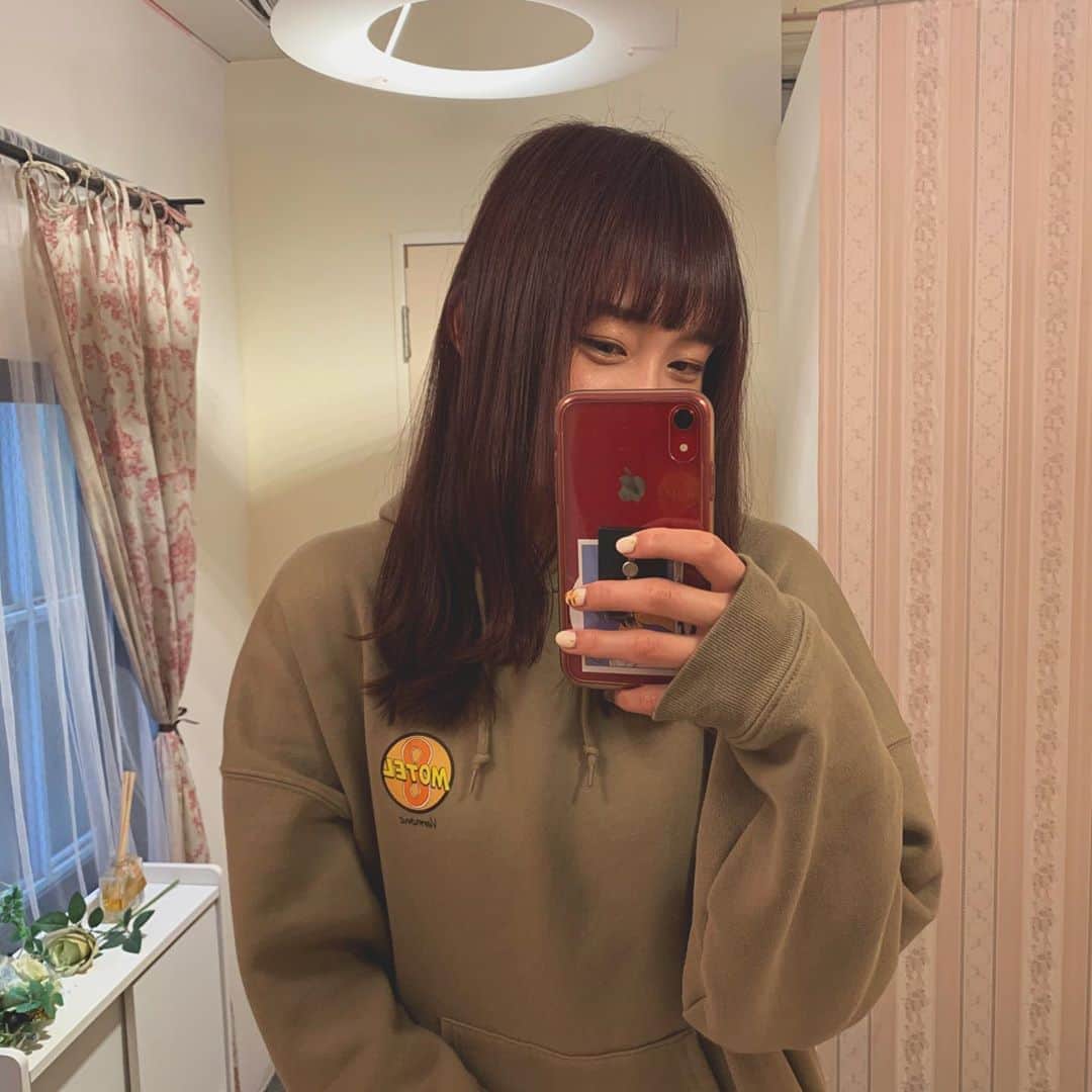 鈴木えりかのインスタグラム：「. 赤系のブラウン、 ハマり中🍓 最近はずっとこの色☺︎ Spicaさん、 今回もありがとうございました🙇🏻‍♂️ お手洗いの鏡かわいい！ . . . . #spica #harajuku #haircolor #newhair」