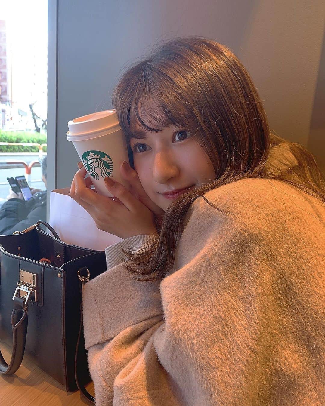 のインスタグラム：「スタバ♡♡ . 新作のホワイトチョコレートラテ飲んだ〜 . 1番好きかも😳 カフェラテにホワイトチョコと生クリームが乗ってる感じ！ 甘さが絶妙でした♡ 期間限定はもったいない😭」
