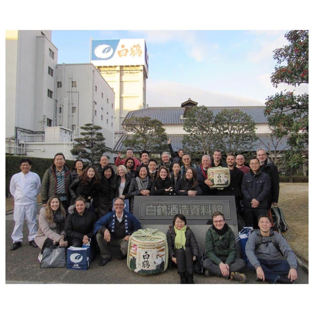 白鶴酒造株式会社のインスタグラム：「【日本酒伝道師　ジョン・ゴントナー氏】 和食の広がりとともに、世界中でもファンが増えている日本酒！ そのブームの仕掛け人の一人であるジョン・ゴントナー氏が企画する「サケ・プロフェショナル・コース」で、酒造りを学びに来社されました。 世界中に日本酒の輪を広げる活動をしていただきありがとうございます♪  #日本酒 #白鶴 #hakutsuru #折り鶴 #foldedpapercrane #japan #神戸 #kobe #酒 #sake #japanesesake #japaneseculture #灘五郷 #GI灘五郷 #lovehyogo #lovekobe #insta_higashinada #日本酒伝道師 #ジョンゴントナー #サケプロフェッショナルコース #sakeprofessionalcourse #johngauntner」