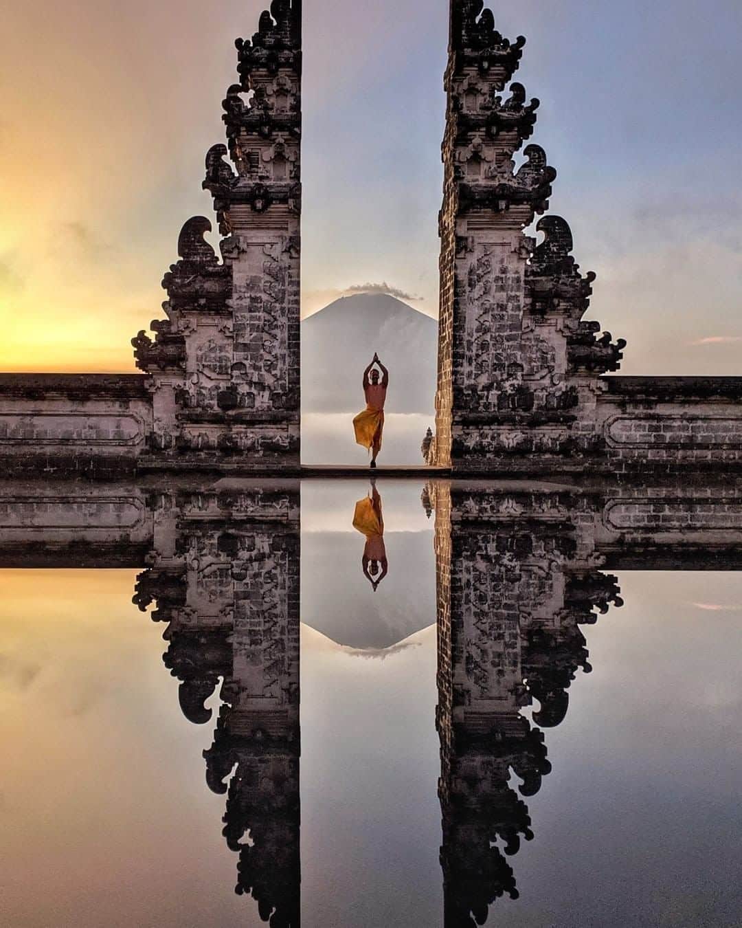 のインスタグラム：「. Lempuyang Temple in Bali is one of the oldest and most sacred on the island.  The gates perfectly frame Agung Volcano in the distance. #NewJourneyJanuary  ランプヤン寺院はバリ島で大人気のパワースポット🌟 旅に出てエネルギーチャージしよう✈︎ . . photo by @viloder Post your memories with #FlyJAL  #JapanAirlines #lempuyangtemple #indonesia #holyplace」