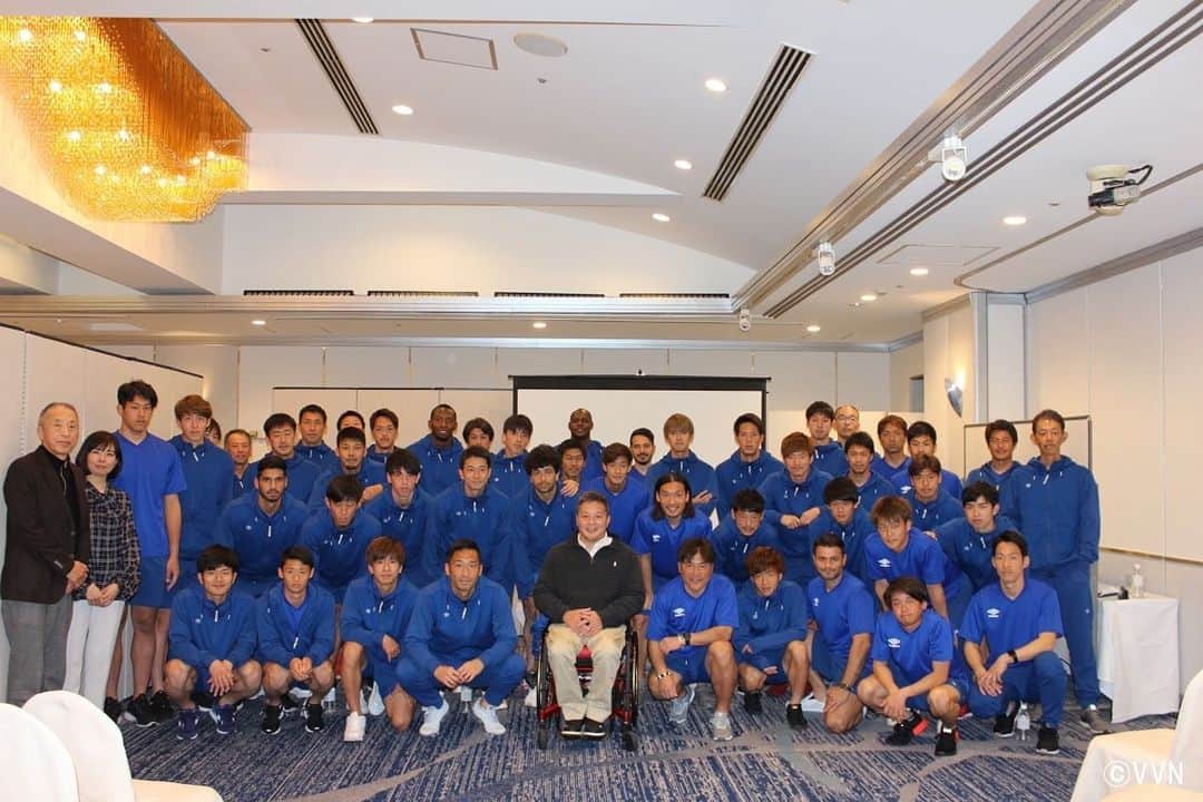 徳永悠平のインスタグラム：「昨日、京谷和幸さんの講演が行われました。 想像の域を遥かに超えた数々の困難に立ち向かい乗り越え夢を実現させる姿に尊敬の念を抱くと同時に多くの事を考えさせられる素晴らしい機会を頂きました。　 お忙しい中ありがとうございました。」