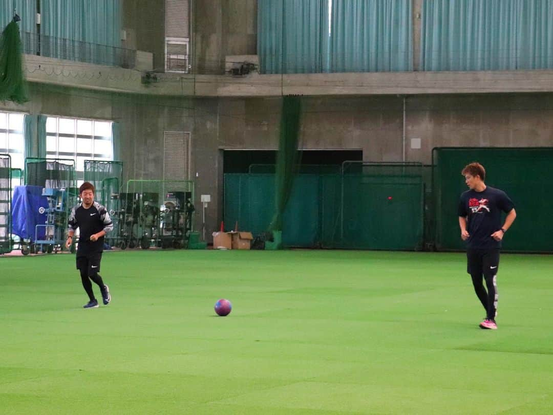 福岡ソフトバンクホークスさんのインスタグラム写真 - (福岡ソフトバンクホークスInstagram)「#自主トレレポート #岩嵜翔 #嘉弥真新也 #猪本さん #メディアの皆さんへ#差し入れ#サーターアンダーギー#自分も食べる #ブルペン越しの君 #やっぱこれだね#石垣のシーソルト #softbankhawks #ホークス #s15」1月20日 17時41分 - softbankhawks_official