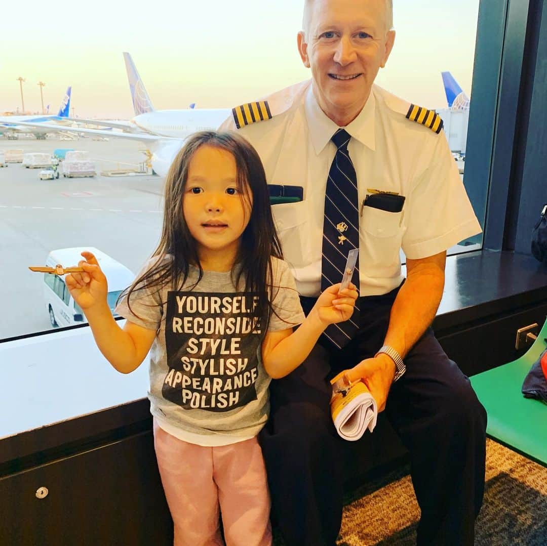内藤陽子のインスタグラム：「初親子二人旅✈️南国へ🏝 パニック障害だった私が時間をかけてかけて、電車、地下鉄、美容院、エレベーター、新幹線、そして飛行機に乗れるように。 5歳になったばかりの娘と海外なんて❗️ コツコツ病気と向き合ってきてよかった。 ここまでこれた。  #南国が待っている #太陽は神様 #母娘旅 #ただ #乗り遅れて #航空券買い直し #初めてには #失敗はつきもの #いい教訓」