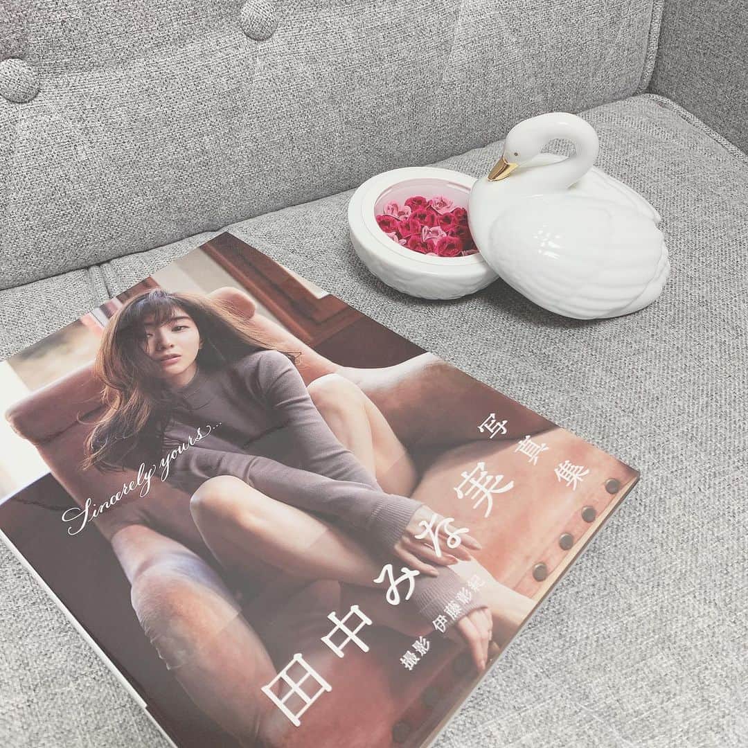 小倉月奏のインスタグラム：「❤︎ ⠀ ⌘ photo book ⌘ ⠀ 田中みな実 写真集 ⠀ バラエティーとかで見てて 最近気になってる田中みな実さん ☺︎♪ 凄くスキ。 ⠀ #photobook #フォトブック #写真集 #田中みな実 #伊藤彰紀 ⠀ ⠀」