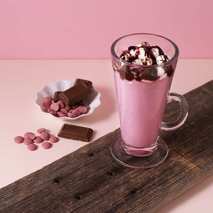 ピーナッツ カフェさんのインスタグラム写真 - (ピーナッツ カフェInstagram)「【VALENTINE’S DAY】 . バレンタイン&ホワイトデーシーズンにぴったりの、 ルビーピンクカラーのかわいいドリンクはいかがですか。 . ▶ホットルビーチョコレート　￥850+tax . きれいなピンク色のホットチョコレートにフランボワーズソースの甘酸っぱさを加え、すっきり飲みやすく仕上げました。 焼きマシュマロをトッピングして、気分も上がるかわいいドリンクに。 . ▶提供店舗　※3/15まで、イートインのみ PEANUTS Cafe 中目黒 PEANUTS DINER 横浜/神戸 . . @peanutscafe_tokyo @peanutsdiner @peanutshotel」1月20日 17時43分 - peanutscafe_tokyo