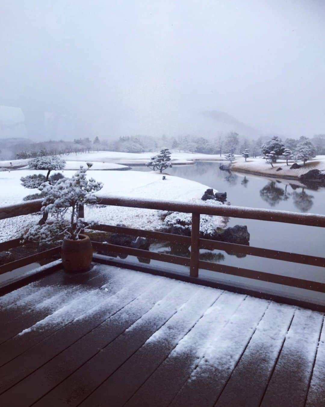 井上英里香さんのインスタグラム写真 - (井上英里香Instagram)「雪ゴルフ☃️❄️してみました‼️ * クローズになるかと思いきや通常営業と聞いて…😝😝ゴルフ場というよりスキー場のような光景💦笑 * * 前半スコアは48。結局断念したけれどもこんな環境でも楽しめてしまう私達。 * どれだけゴルフが好きなんだ〜🤣 * * #女子アナゴルファー #雪 #ゴルフ #氷点下 #golflife #スタッドレスタイヤ #山道ドライブ #あかね様に感謝 #🙏❤️」1月20日 17時44分 - ribbonhome.erika