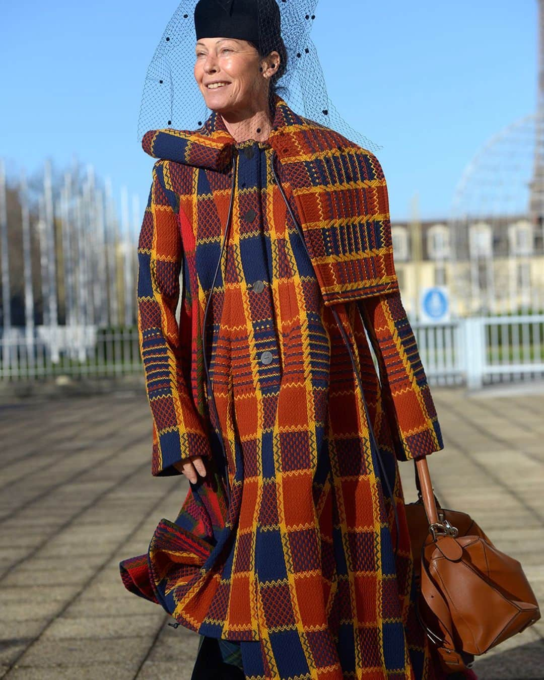 Loeweさんのインスタグラム写真 - (LoeweInstagram)「Guests arriving at the Maison de l'UNESCO in Paris to see the #LOEWEFW20 Menswear show.  #LOEWE #ParisFashionWeek #PFW #Menswear」1月20日 17時44分 - loewe