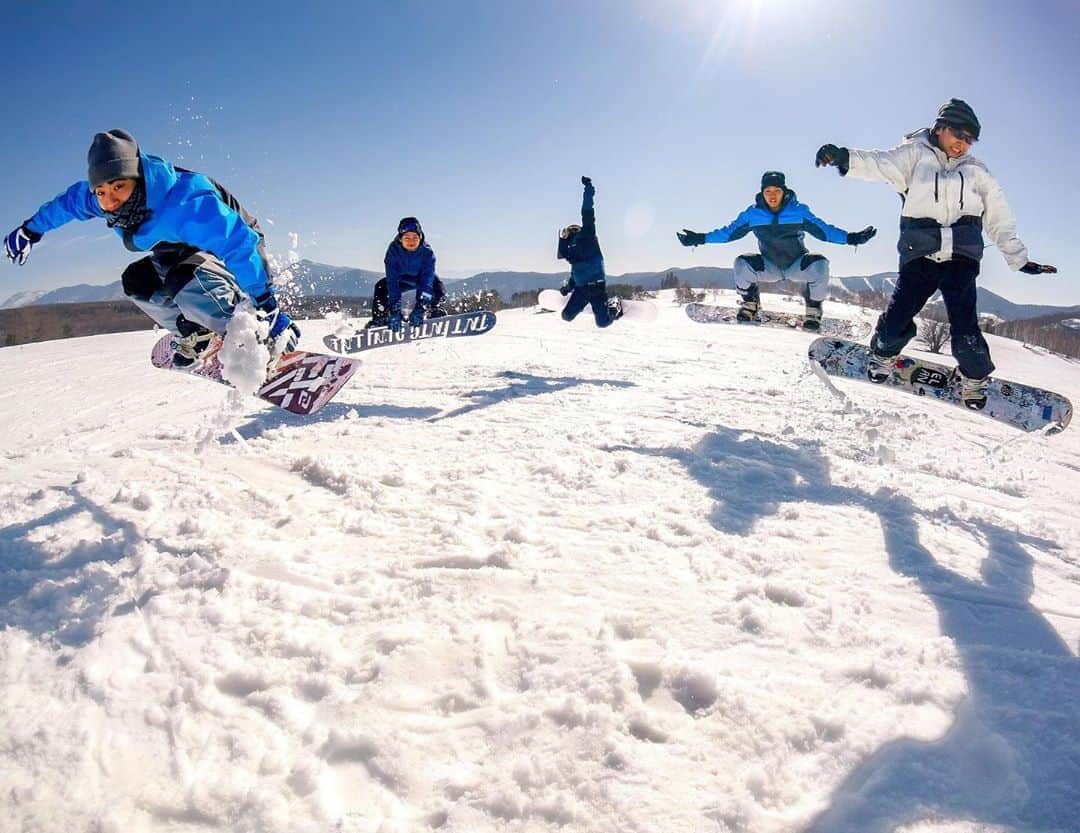 GoProさんのインスタグラム写真 - (GoProInstagram)「雪山で5人同時に #空中浮遊 🏂 今年の #GoProSnow チャレンジ、もう間も無く開始。今のうちにお気に入りコンテンツを撮りためておこう！👍 📷 @kaito_1120soccer ・ ・ ・ #GoPro #GoProJP #GoProのある生活 #GoProSnow2020 #スノボー #スノーボード  #雪山 #ゲレンデ #雪遊び」1月20日 17時47分 - goprojp