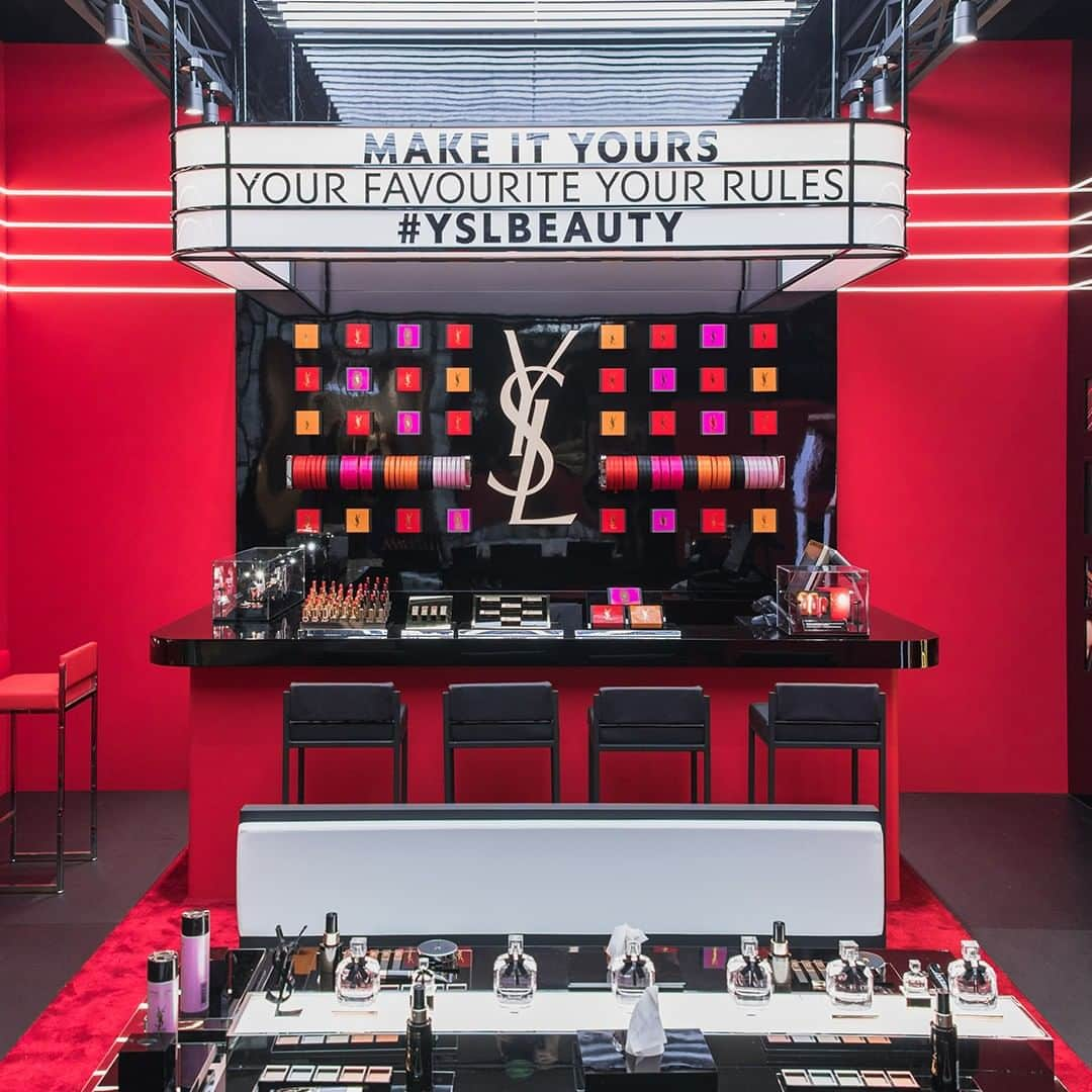 Yves Saint Laurent Beautyさんのインスタグラム写真 - (Yves Saint Laurent BeautyInstagram)「Custom or nothing.  Nothing says luxury, like when you Make It Yours at our beauty counters worldwide.  Seen here in Hong Kong  #yslbeauty #makeityours #hongkong」1月20日 17時59分 - yslbeauty