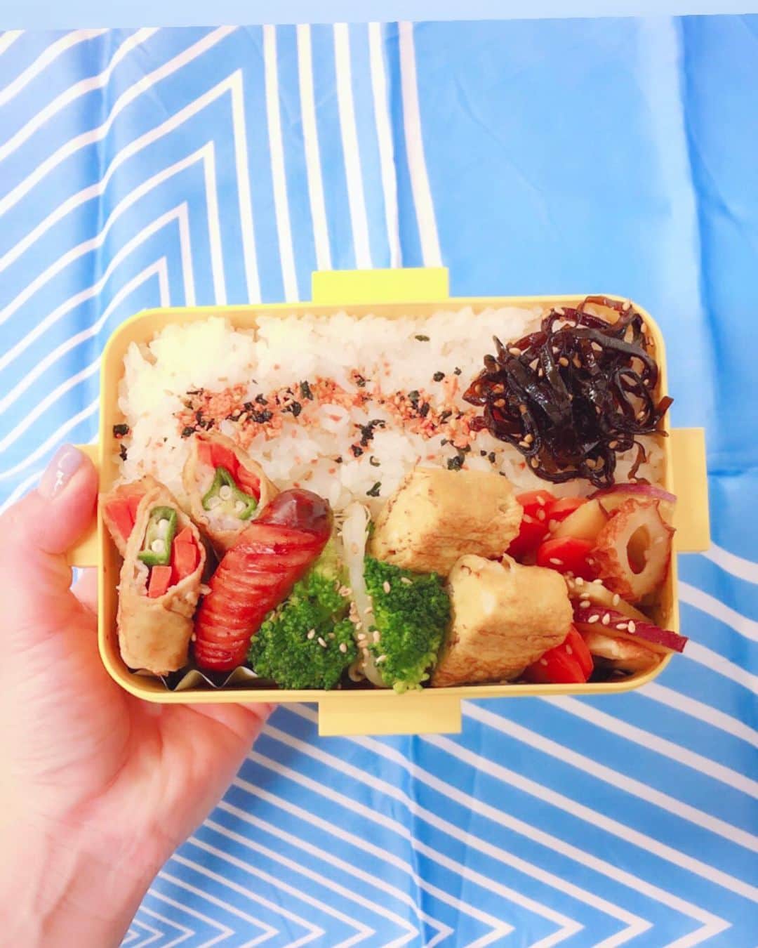 のインスタグラム：「#今日のお弁当 気分を変えて、横向きに☆  #lunchbox #foodstagram #instafood #photooftheday #instagood #photography #お弁当 #お弁当の詰め方 #お弁当記録 #おべんたぐらむ #男子弁当 #たまには横向きで #気分転換」