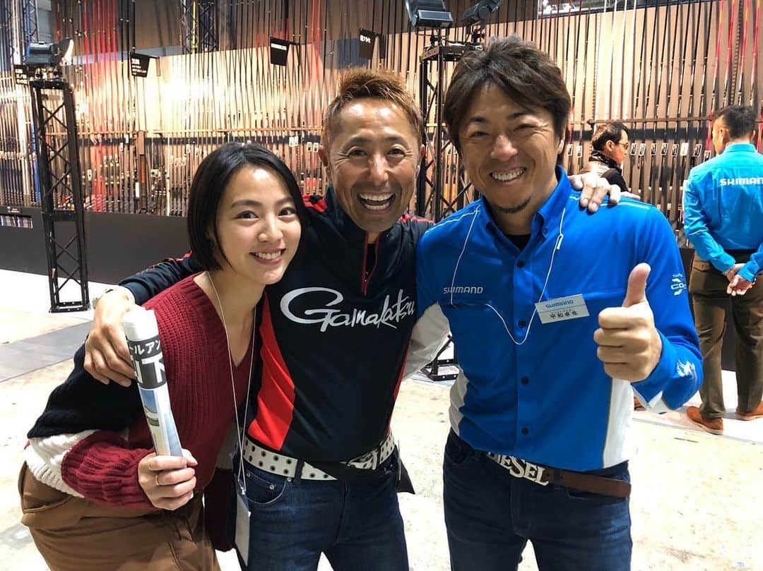 矢野由希子のインスタグラム：「九州を飛び出して、 おもしろいイベントに行ってきたよ！ ロケというのに 下地もファンデーションも 忘れてきてしまったよ🤷‍♀️ 1年ぶりの方やはじめましての方など いろんな名人さんに会えて 嬉しい限りでございました。 会場にいたら魚釣りがしたくなったよ。  そして衣装は @addictionfukuoka  でお借りしました。 細◯さんいつもありがとうございます😆 #横浜釣りフェスティバル #addictionfukuoka  #城島健司のJ的な釣りテレビ #JTV #城島健司 #小林一史」