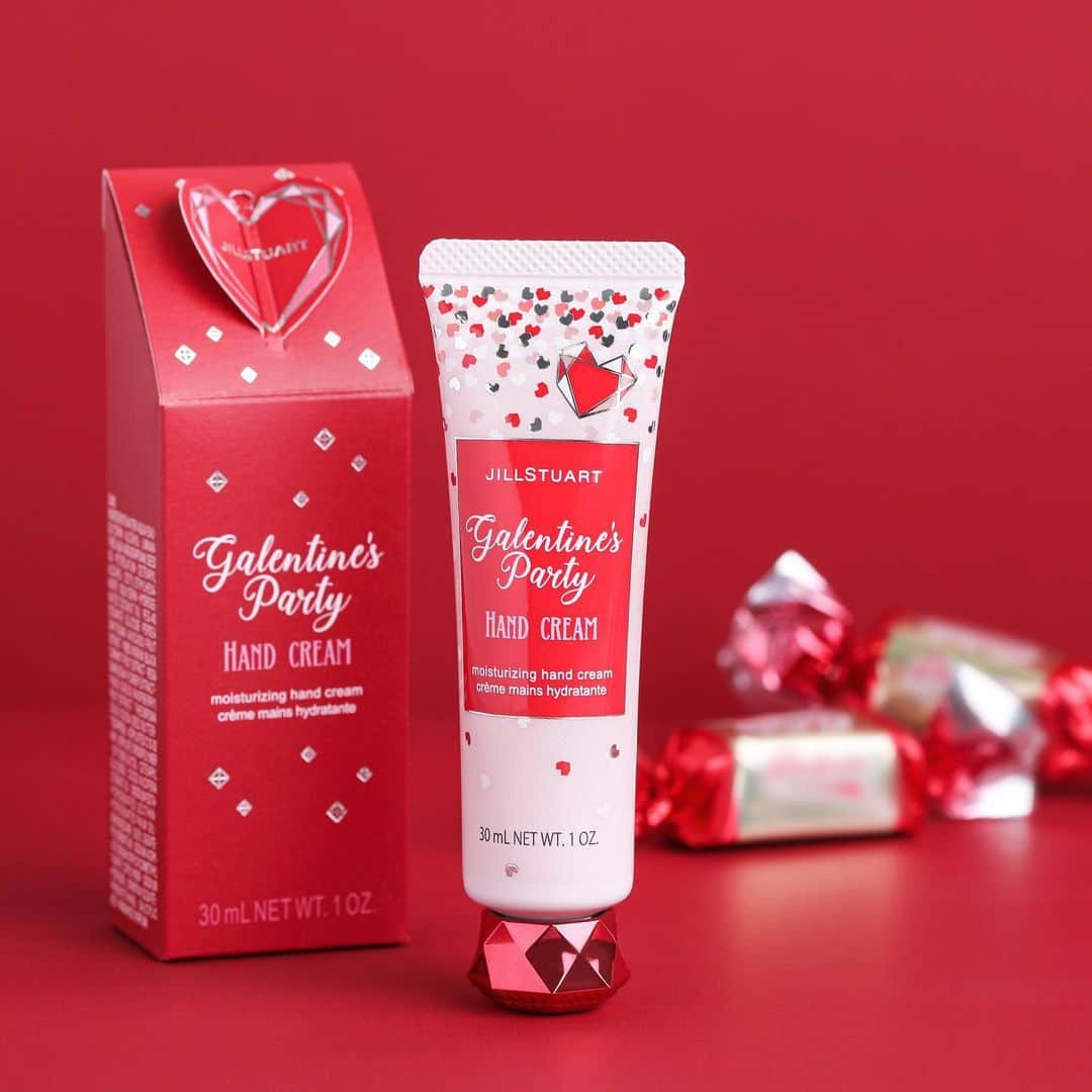 JILLSTUART BEAUTYさんのインスタグラム写真 - (JILLSTUART BEAUTYInstagram)「JILL STUART Galentine’s Party LIMITED ITEMS . 1月24日(金)より発売 ～Happy Galentine’s Day! ～ . ■ギャレンタインズパーティー ハンドクリーム(限定品) . 触れた瞬間、心ときめくギャレンタインズキャンディーの香りの限定ハンドクリーム。 . コクのあるクリームが体温でとろけるように のびひろがり、しっとりなめらかな手肌へ。 甘い香りと潤いに包み込まれた、 スウィートな時間を過ごして。 . クリスタルハートがアクセントのボックスは バレンタインのギフトにもおすすめ。 . #JILLSTUART #JILLSTUARTBeauty #ギャレンタイン #ギャレンタインズパーティー #ギャレンタインズパーティーハンドクリーム #ハンドクリーム #バレンタイン #バレンタインギフト #ギフト」1月20日 18時00分 - jillstuartbeauty