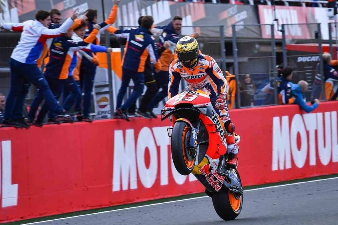 MotoGPさんのインスタグラム写真 - (MotoGPInstagram)「#MotoGP 2019 review 📋 @marcmarquez93 // 🏁 World Standing: 1st 🏆  Wins: 12 🏅Podiums: 18 ⏱️ Poles: 10 #MM93 #Motorcycle #Racing #Motorsport」1月20日 18時00分 - motogp