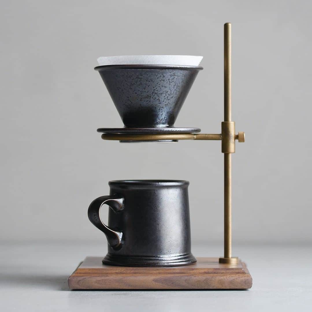 のインスタグラム：「[Collection: SLOW COFFEE STYLE SPECIALTY]⁠ SCS-S01:アンティークを思わせる鉄彩ウェア⁠ 安定感あるフォルムに独特な表情の釉薬。重厚感がありながら、素材の持つ温かみを感じることができます。⁠ （詳しくはLinkin.bioをクリック @kintojapan）⁠ ---⁠ SCS-S01: Coffeeware with metal-like texture⁠ The metal-like texture creates a bold appearance yet has a sense of warmth. The roundness of the mug’s rim and the handle that comfortably fits your fingers make drinking a pleasant experience.⁠ (see linkin.bio @kintojapan)⁠ ---⁠ Share your KINTO items with #mykinto for a chance to be featured.⁠ .⁠ .⁠ .⁠ #kinto #キントー #slowcoffeestyle #slowcoffeestylespecialty #coffeeware #coffee #coffeecup #coffeegear #coffeedripper #pourover #handdrip #coffeeserver #simplelife #simpledesign #lifestyle #interior #コーヒー #マグカップ #コーヒー器具 #コーヒードリッパー #コーヒーサーバー #ハンドドリップ #プアオーバー #シンプルデザイン #インテリア #暮らしの道具 #暮らしを楽しむ #シンプルな暮らし #丁寧な暮らし」