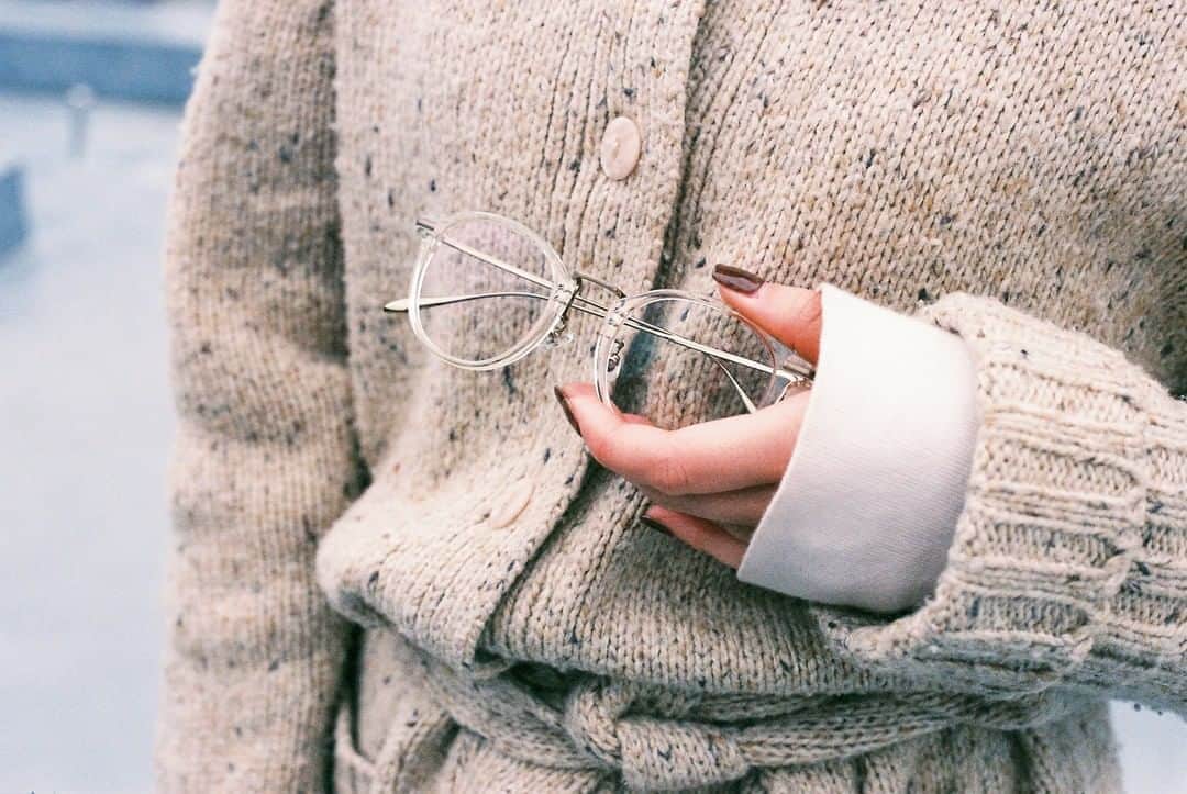 Zoff Officialのインスタグラム：「Zoff CLASSIC Spring Collection / ZF201003_50A1 （2/7発売予定）1つは持っておきたい、人気のクリアフレームがスプリングバージョンで登場。 丸みを帯びたボストンタイプは、かけやすく、コーディネートに加えるだけで旬なスタイリングが完成するマストアイテム。 . #Zoff #FASHION #eyewearstyle #メガネ #Zoffコーデ #ZoffCLASSIC #ゾフクラシック」