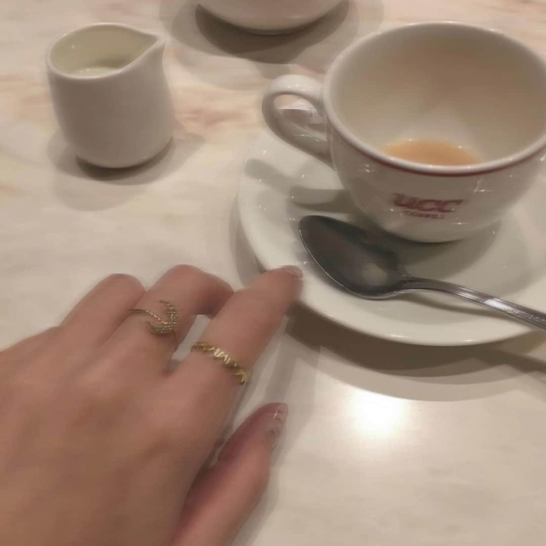 RiLiさんのインスタグラム写真 - (RiLiInstagram)「冬の手元には【ゴールドのリング】がオススメ💍✨ ..... 手元を華やかにしてくれるリングアクセ💍冬は【ゴールドのリング】を身に着けるオシャレさんが多いみたい👀💡 ゴールド単品で合わせてみてもよし❣クリアなリングやシルバーアクセと組み合わせてもかわいいよ😉✨お気に入りすぎて毎日つけてるなんてコも🎶 また冬のコーデはゴールドのリングとの相性もバツグン💓まだ、持っていないコは挑戦してみてはいかが❣ ❣ ❣ ❣ ❣ ❣ サイトやSNSで掲載させていただくお写真募集中😘📸 かわいいコーデやアイテム、注目スポットなどが撮れたら、ハッシュタグ→#rili_tokyo  を付けて投稿❗ ． Special Thanks💋 Photo by @rikachallo @minamatsu_ @belleymoon @_sayamilk @0202hn_ @balli_doll @rino0420 @norima__sakki @ykn__1220 ． #冬 #冬コーデ #ゴールドリング #ゴールドアクセ #アクセサリー #大ぶりアクセ #手元倶楽部 #手元コーデ #ブラウンコーデ #ベージュコーデ  #ワントーンコーデ #シンプルコーデ  #カジュアルコーデ #ガーリーコーデ #置き画 #置き画くら部 #今日のコーデ #コーデ #コーディネート #RiLi  #おしゃれさんと繋がりたい #お洒落さんと繋がりたい #ファッション #패션스타그램 #ootd #outfit」1月20日 18時01分 - rili.tokyo