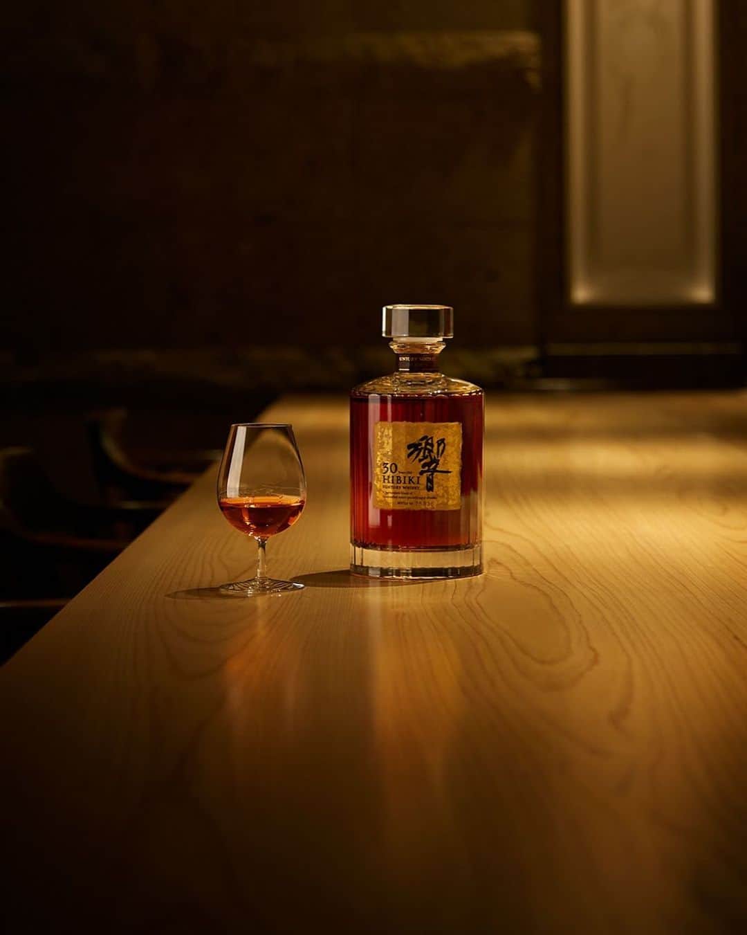 響 | SUNTORY WHISKY HIBIKIさんのインスタグラム写真 - (響 | SUNTORY WHISKY HIBIKIInstagram)「. HIBIKI TIME 奥深い艶を湛えた琥珀色 The alluring deep luster of amber.  #響 #hibiki #バー #バーカウンター #bar #barcounter #bartime #whiskybar」1月20日 18時03分 - suntorywhisky_hibiki