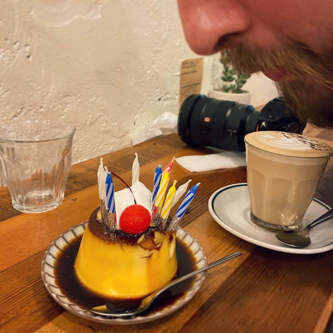 サイモンとマルティナさんのインスタグラム写真 - (サイモンとマルティナInstagram)「🎂 Happy Day of Birth to Simon aka Dothraki Man Warrior, smasher of ramen, destroyer of tiny purin, and brave cat-tummy-touching Duck-Warrior 🎂」1月20日 18時12分 - eatyourkimchi