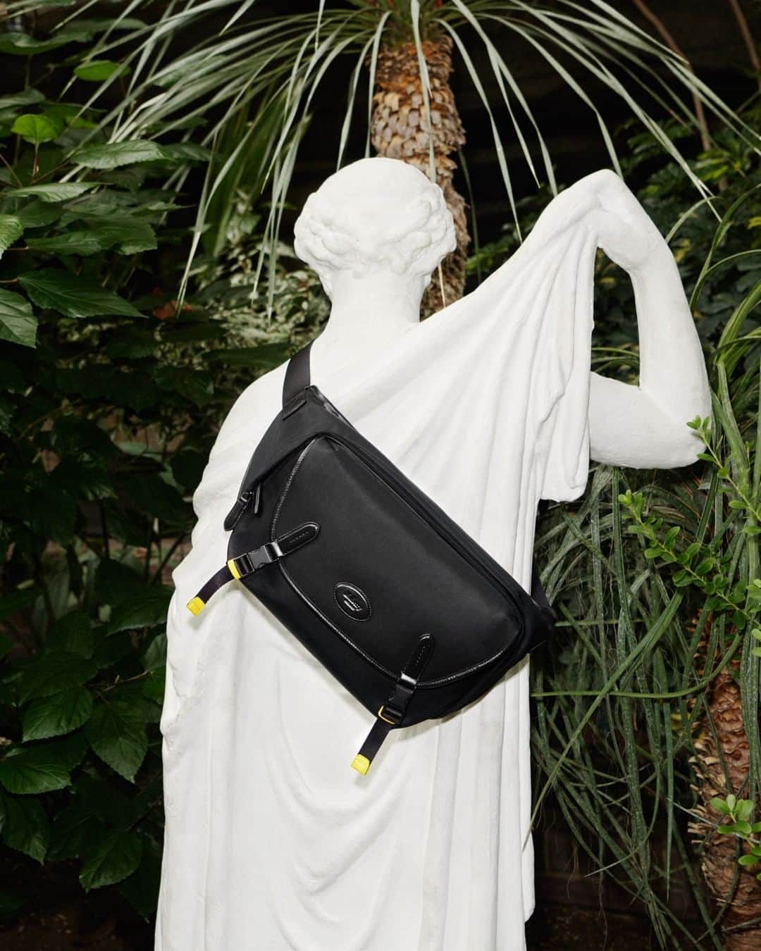 マルベリーさんのインスタグラム写真 - (マルベリーInstagram)「Modern/Classic: Introducing the Sling Bag - for #MulberryMen⁠, women or garden sculptures. ⁠」1月20日 18時14分 - mulberryengland