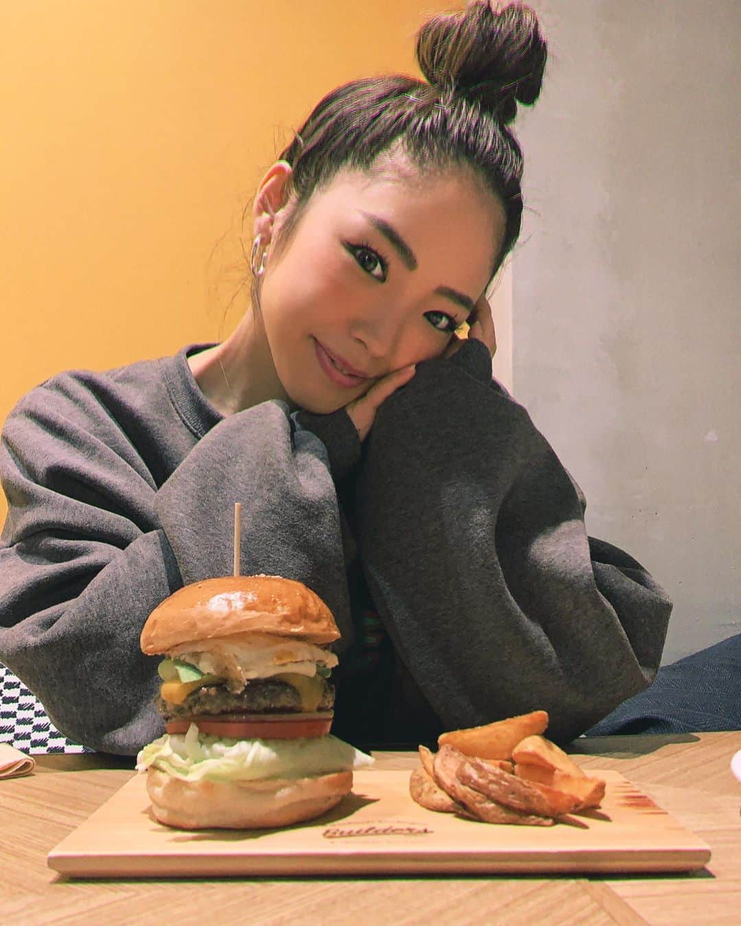 Linaさんのインスタグラム写真 - (LinaInstagram)「昨日の夜はこのハンバーガー食べて更にステーキと串カツとご飯2杯食べてしまったよう。. . 🍔🥩🍚🍔🥩🍚🍔🥩🍚. . 体調崩してたからお正月太りしなかったし、全然食べなかったから胃小さくなって痩せるかも✨とか思ってたけど、食欲普通に戻っちゃったんですけど🐷. 少食になりたい🐷  #もぐもぐ #dinnertime #食欲無くすサプリとか #試したこともあるけど #全く効果ありません #ご飯美味しい #食べるの大好き #痩せたいけど食べたい」1月20日 18時20分 - liiiiina