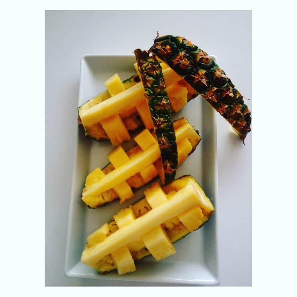 望月理恵さんのインスタグラム写真 - (望月理恵Instagram)「パイナップル飾り切り✨  これが一番簡単🍍」1月20日 18時27分 - mochiee28